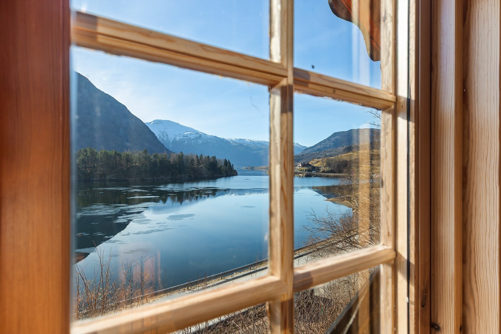 Flott utsikt over Barsnesfjorden Galleribilde