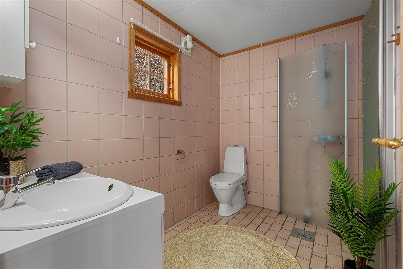 ...Badet. Her er det flisa på golv og vegg med varmekablar i golv Galleribilde