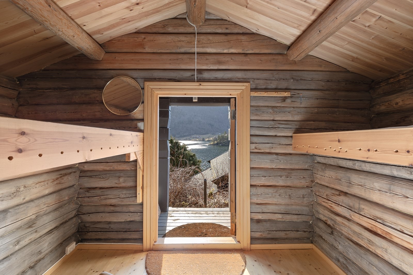 Bygget held enkel standard og er lafta med torvtak Galleribilde