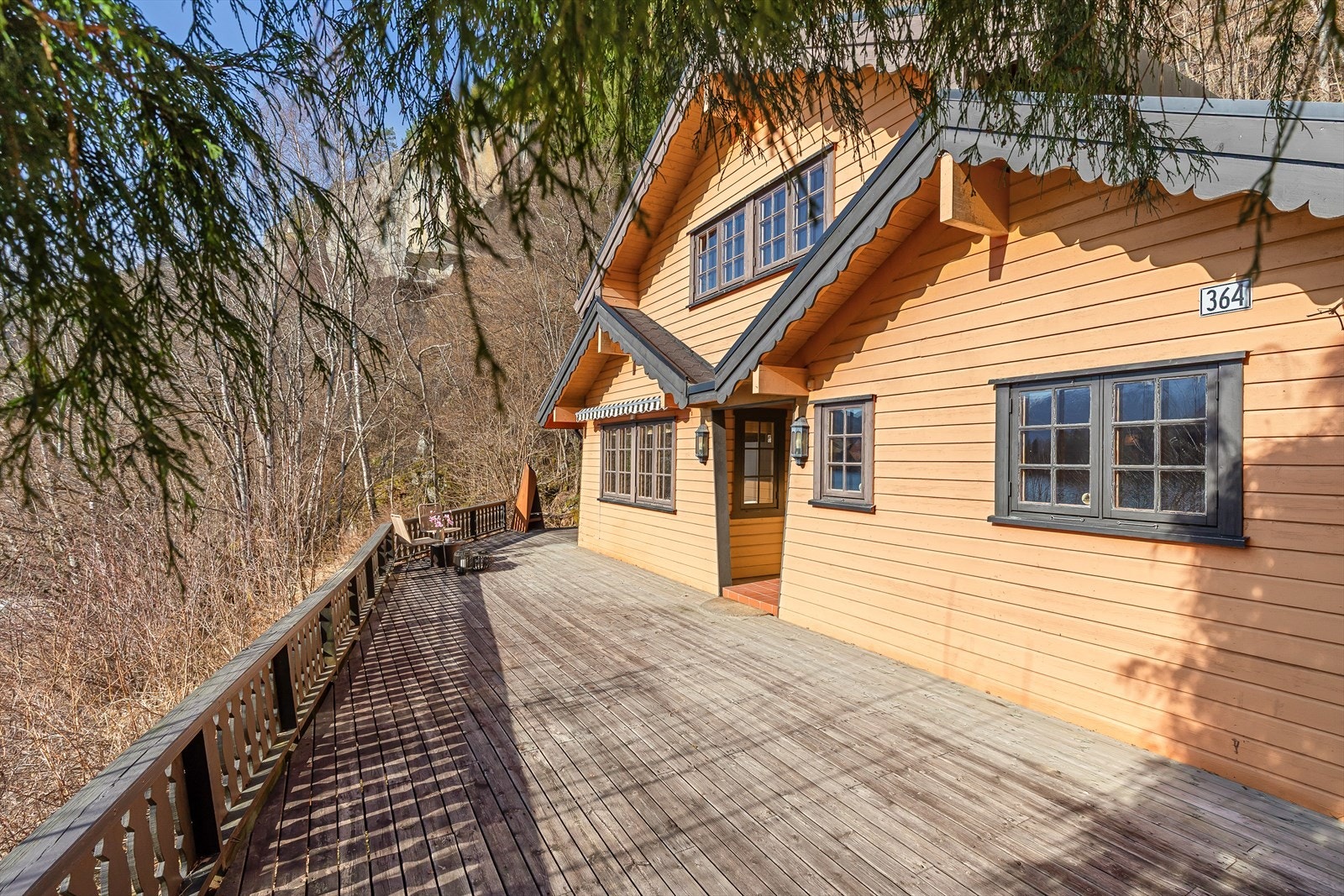 Stor markterrasse på ca. 58 kvm på framsida av hytta Galleribilde