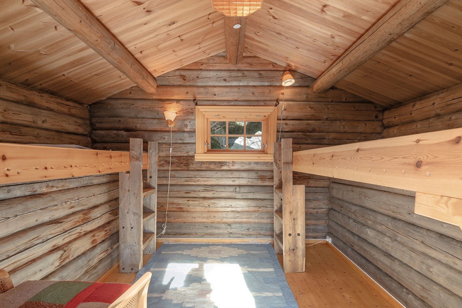 Annekset er innreia med to plassbygde køysenger Galleribilde