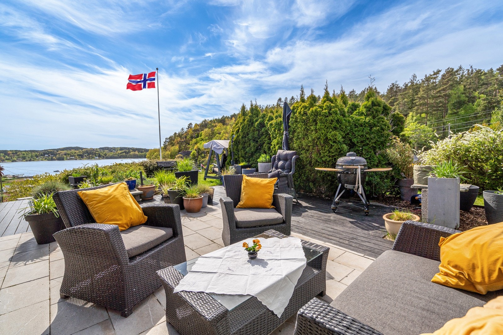 Den lune og frodige uteplassen - perfekt for hyggelige måltider og late sommerkvelder i det fri. Galleribilde