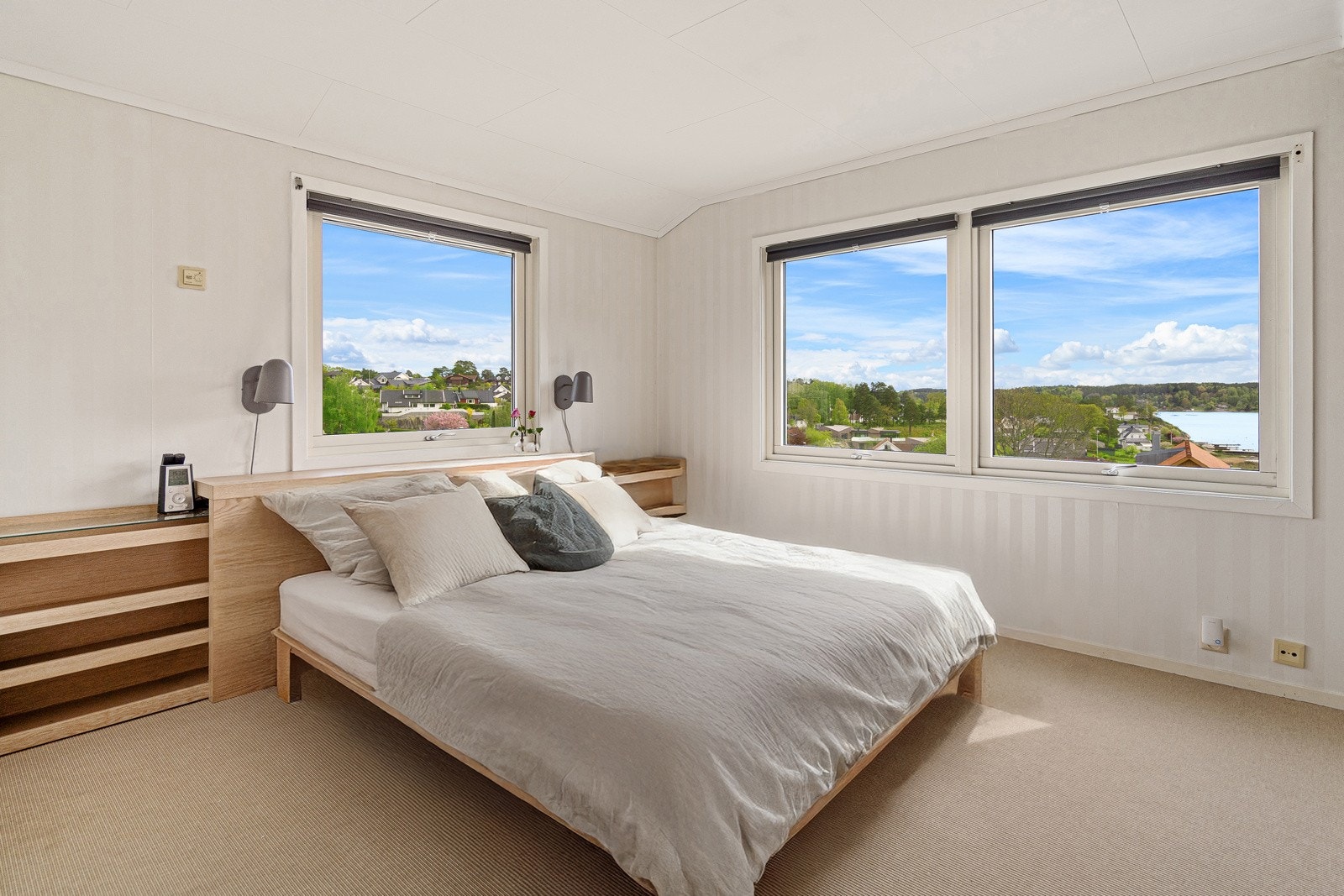Hovedsoverommet er romslig og rolig, med god garderobeplass i form av en praktisk skyvedørsgarderobe med speilfronter. Her våkner du til en utsikt du aldri blir lei av. Galleribilde
