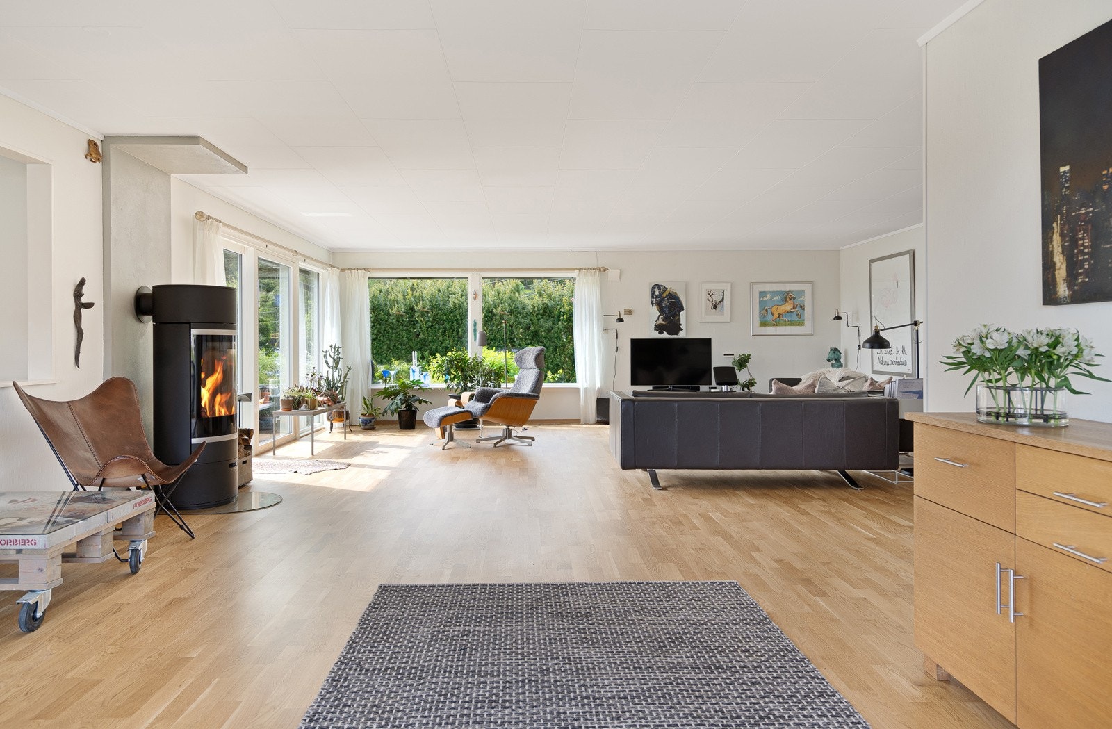 Rommet oppleves både romslig og lunt, og er enkelt å møblere etter behov og stil Galleribilde