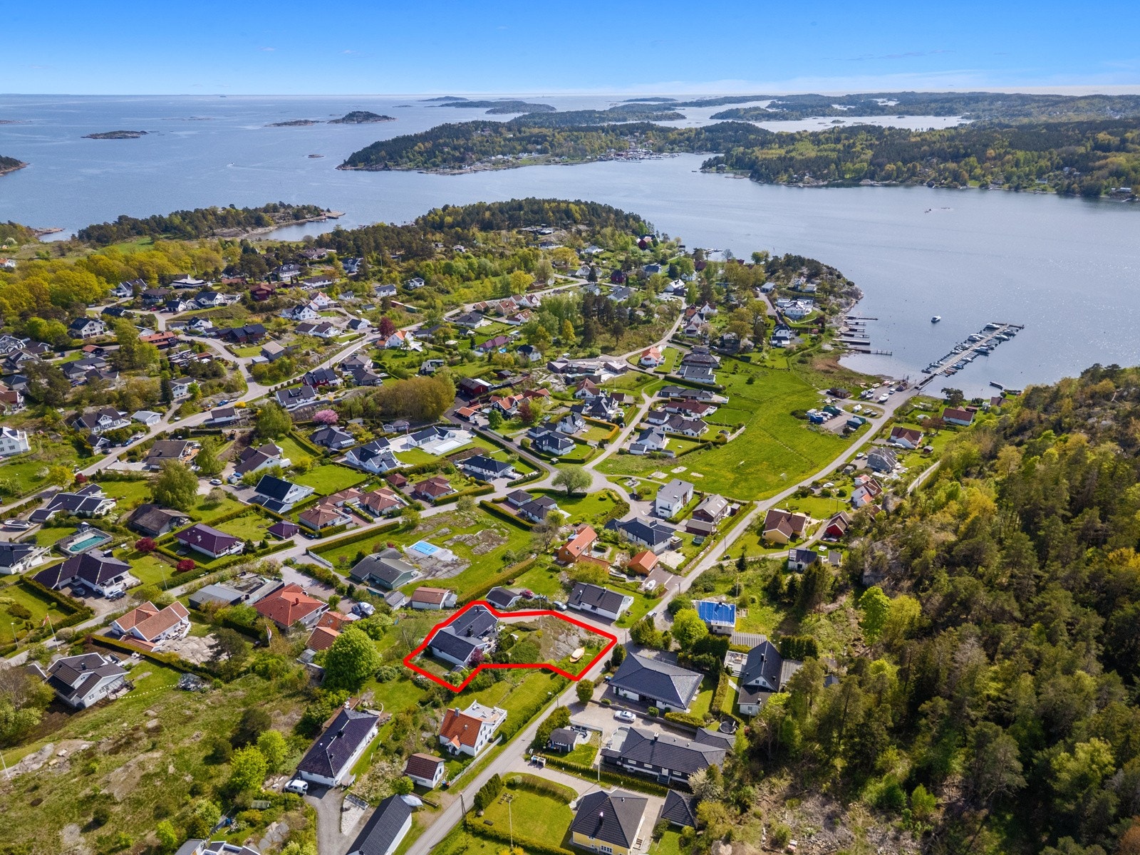 Buerstad er et idyllisk tettsted og en grunnkrets på sørøstsiden av Nøtterøy Galleribilde