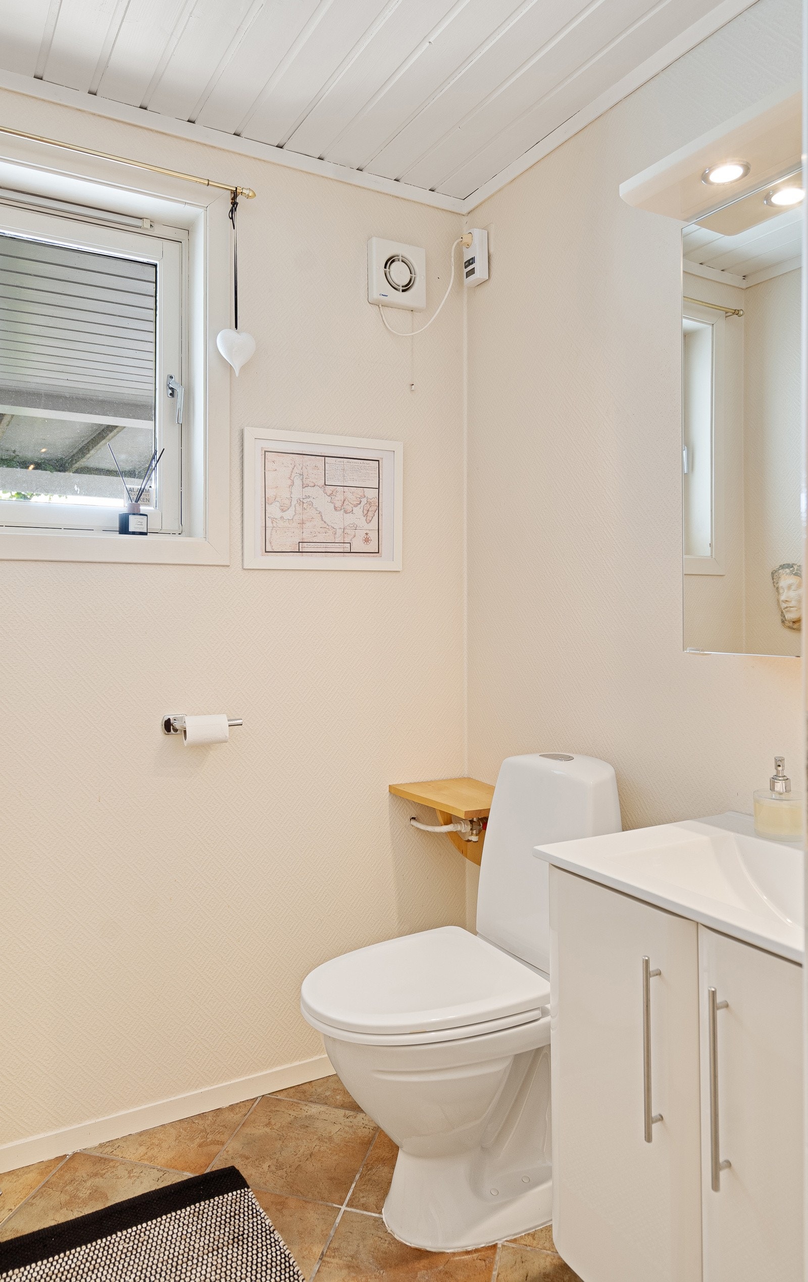 I tilknytning finner du et praktisk gjestetoalett, som gir ekstra komfort for både beboere og besøkende. Galleribilde