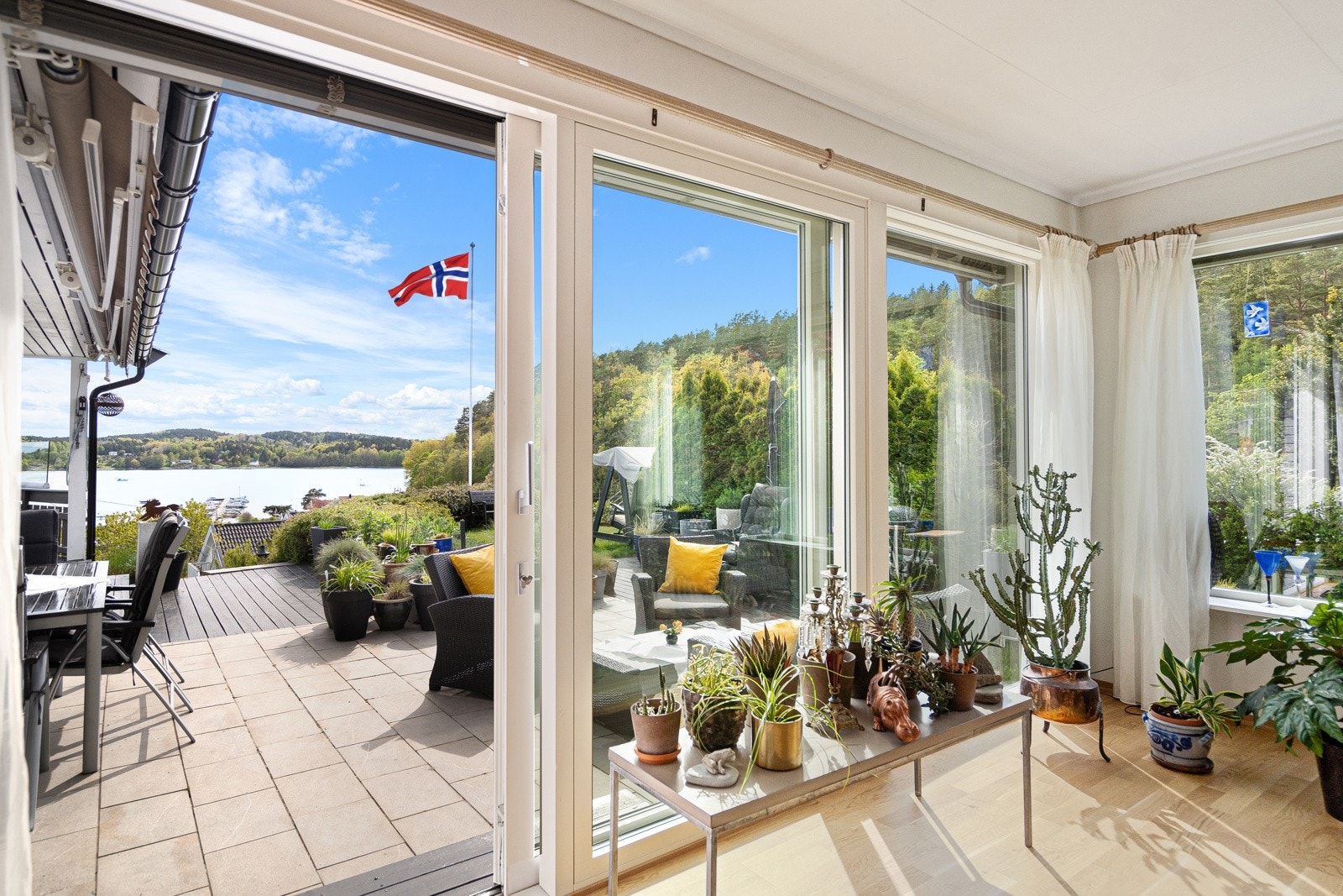 Fra stuen er det direkte utgang til en solrik og usjenert terrasse, hvor utsikten virkelig kan nytes i rolige omgivelser Galleribilde