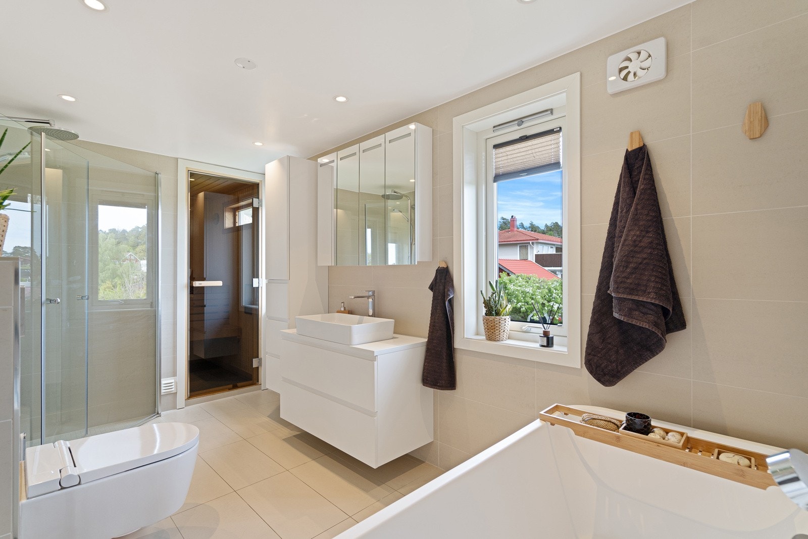 Stilrent og delikat baderom med lune og behagelige fliser som skaper en avslappende atmosfære. Galleribilde