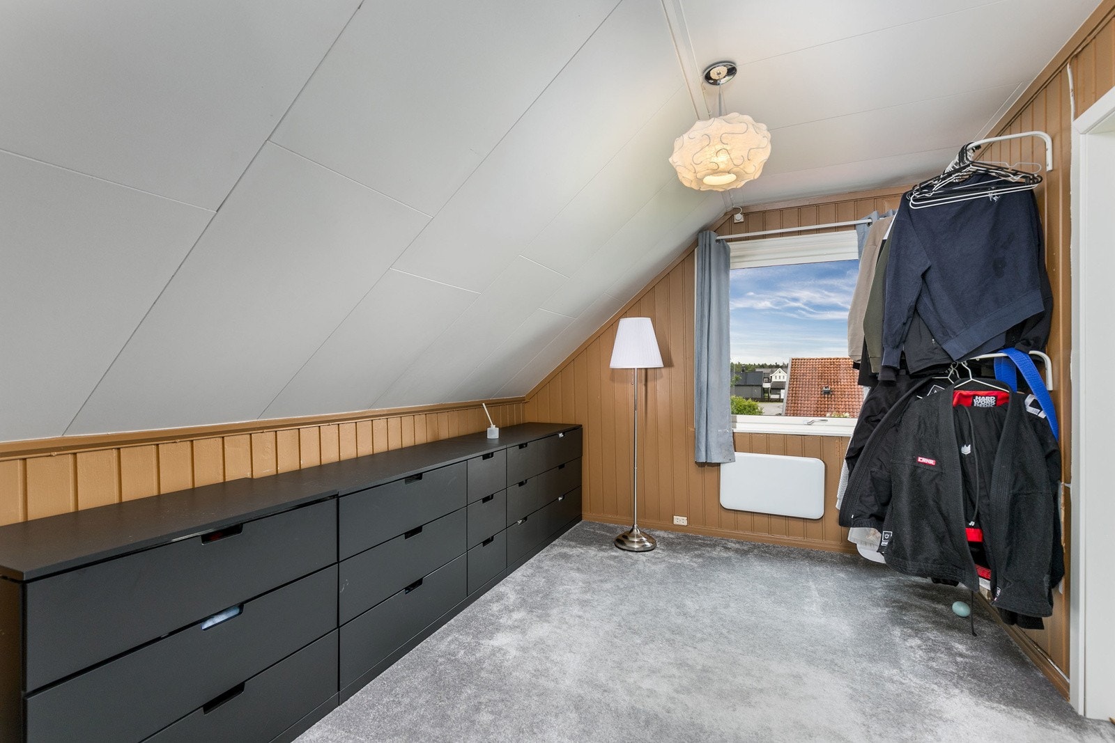 Pent soverom 3. Soverom 3 er i dag innredet som garderoberom. Galleribilde