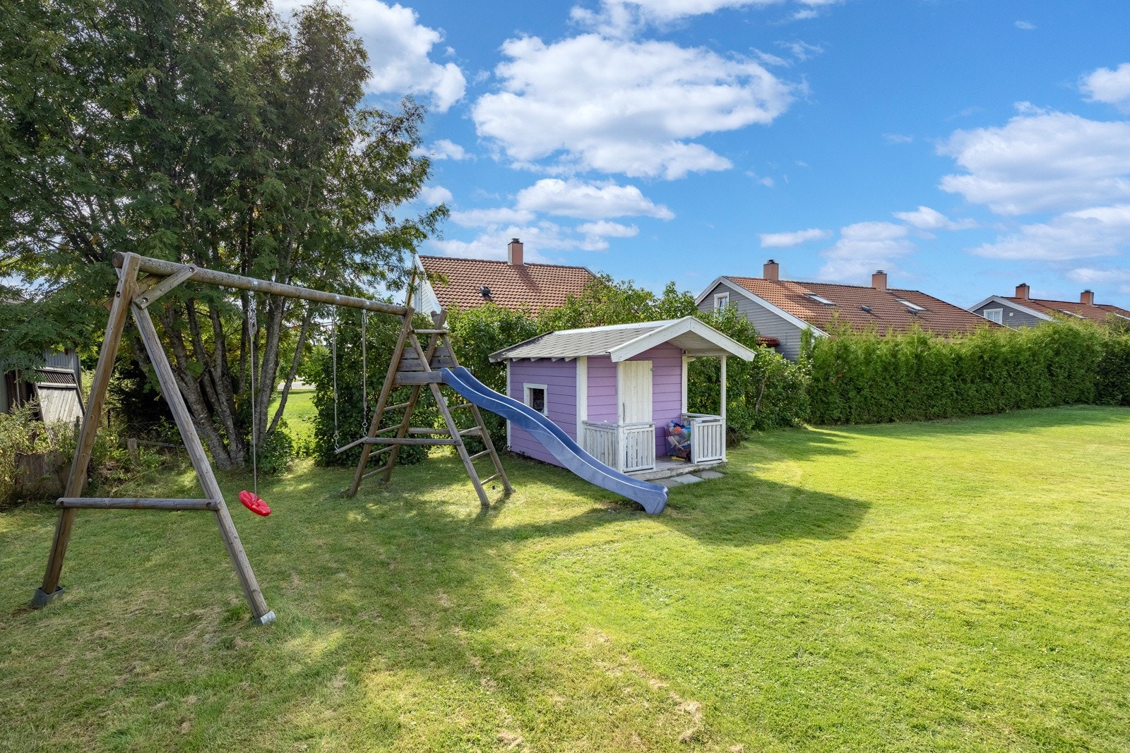 Stor og solrik hage Galleribilde