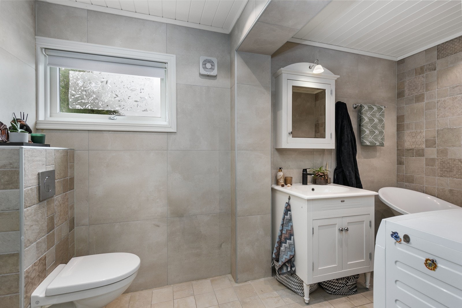 Lekkert flislagt bad fra 2017. Speil og belysning over servant Galleribilde