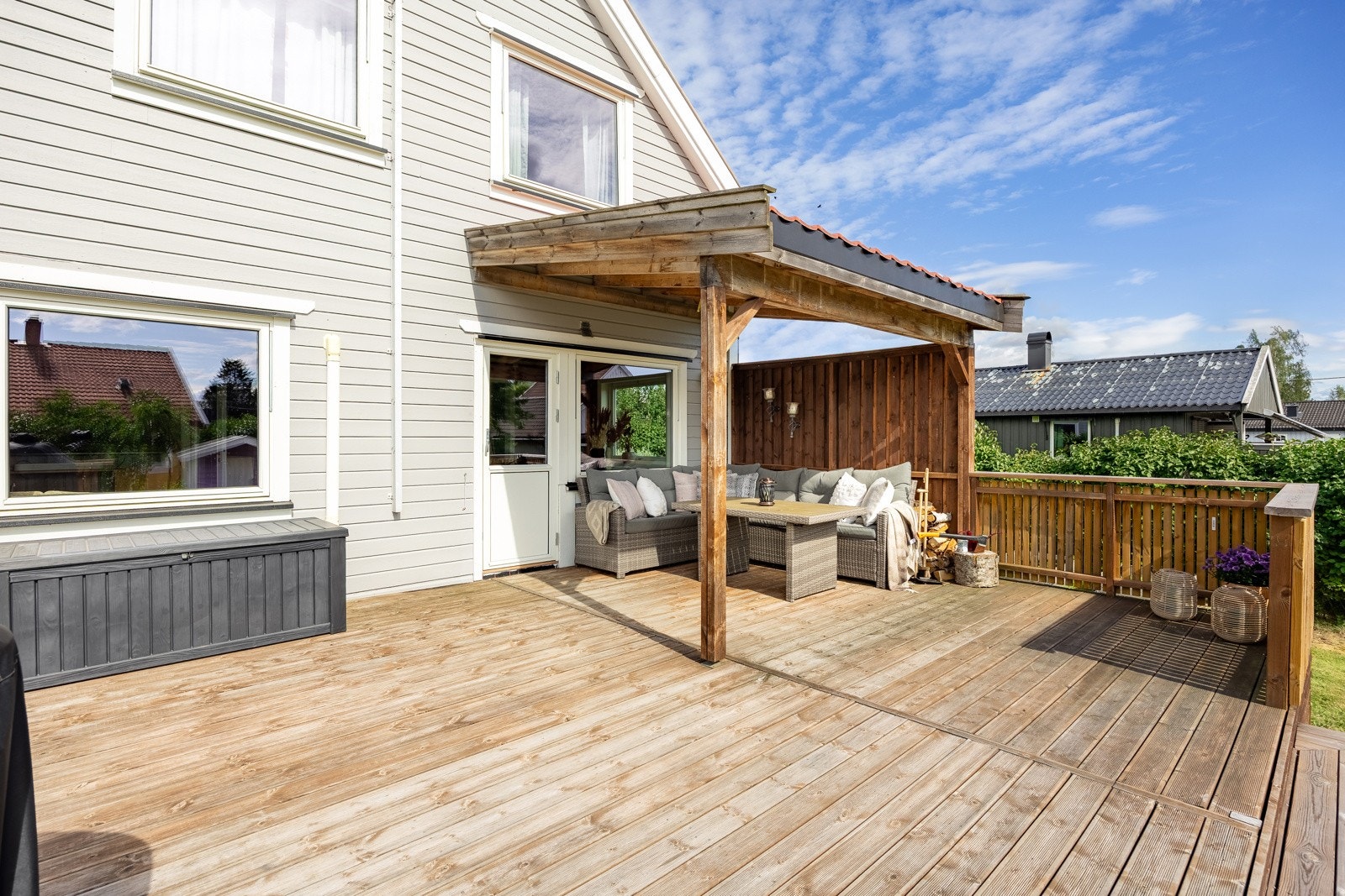 Den flotte uteplassen sørger for å tilføre boligen et nydelig oppholdsområde utendørs. Galleribilde