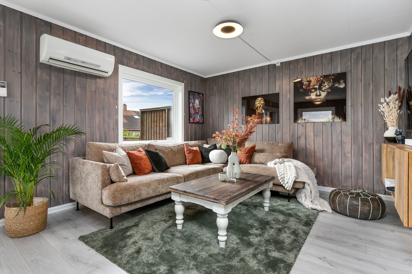 Stuen har god plass til sofaløsning med tilhørende møblement. Galleribilde