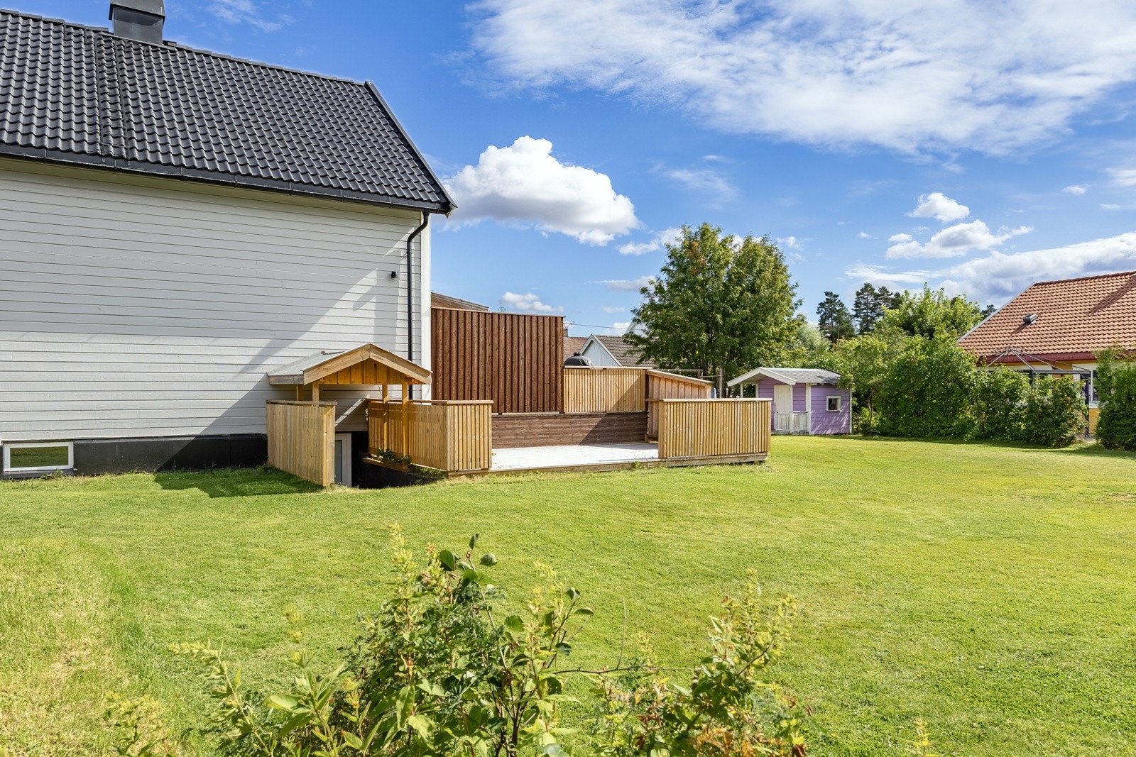 Stor og solrik hage Galleribilde