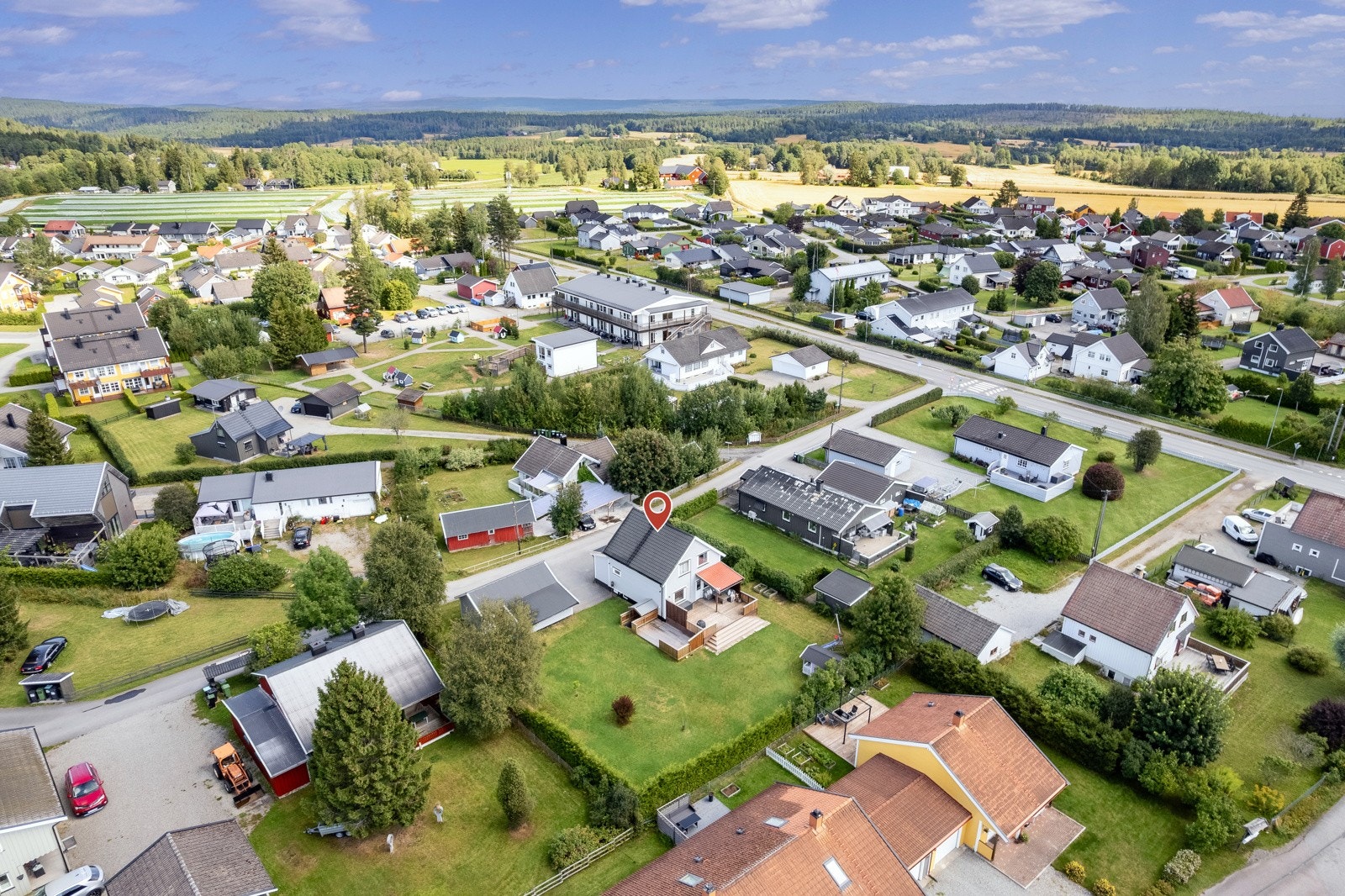 Barnevennlig og sentral beliggenhet, med gangavstand til skole, barnehager, butikk og offentlig kommunikasjon. Galleribilde
