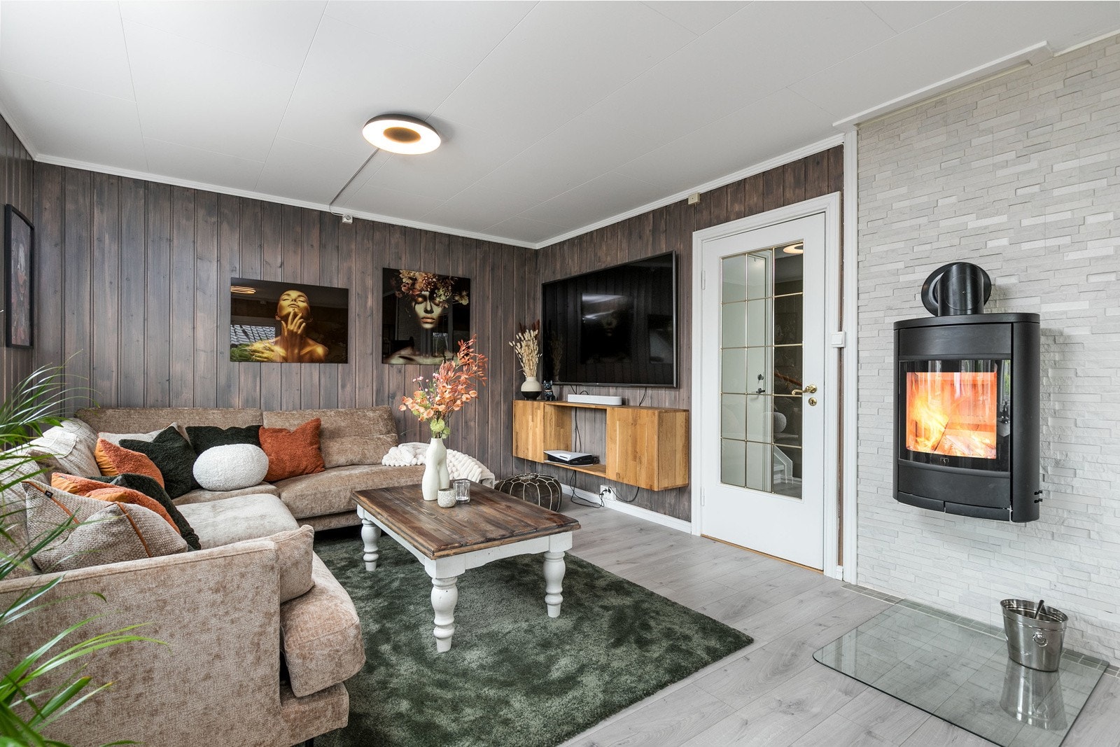 Peisen i stuen sørger for god oppvarming, kombinert med varmepumpe. Galleribilde