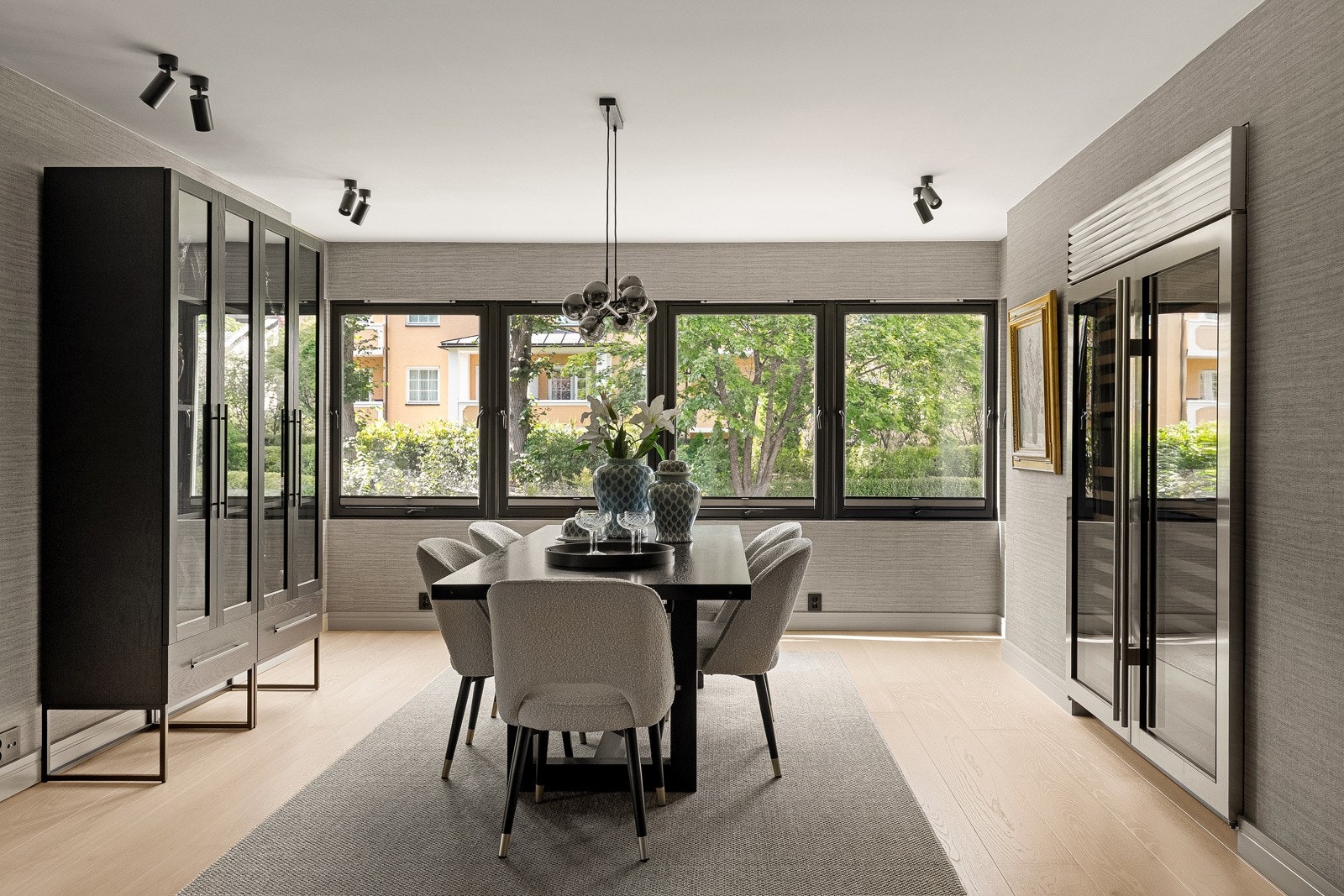 I den mer avskjermede delen av stuen/allrommet er det ideelt å plassere spisebord. Galleribilde