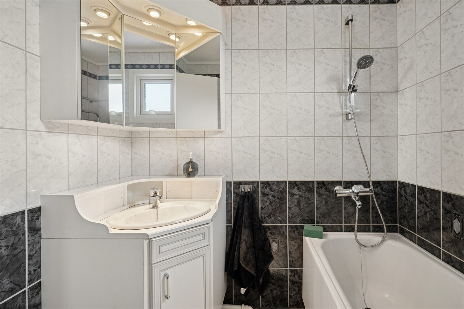 Det er elektriske varmekabler på badet. Galleribilde