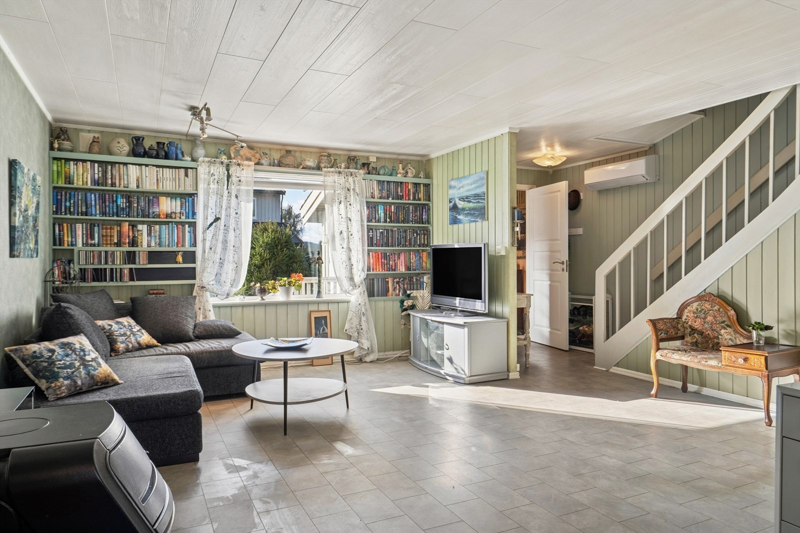 Stuen er lys og luftig med gode møbleringsmuligheter. Varmepumpen sørger for god innetemperatur gjennom alle årstider. Galleribilde