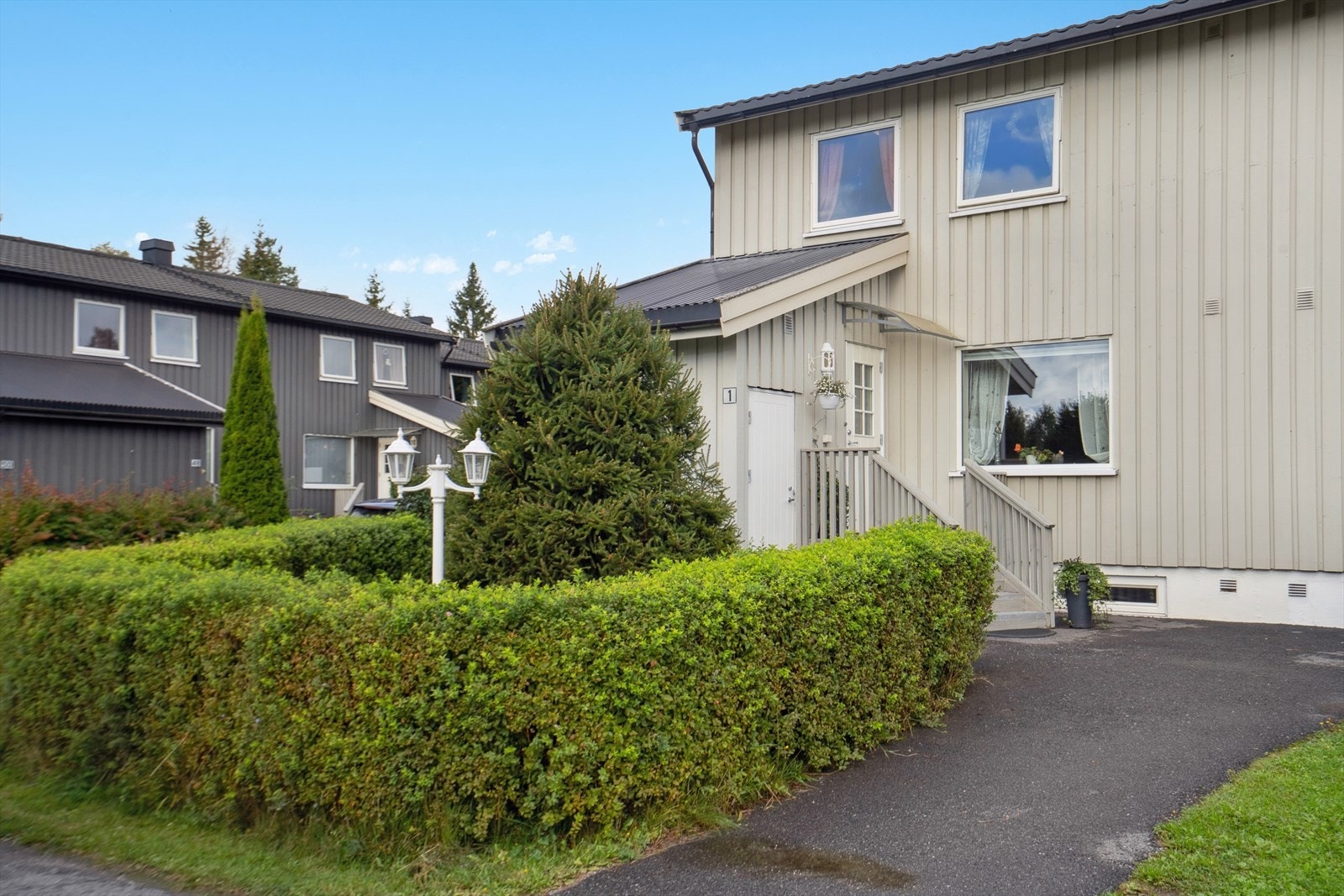 Boligen ligger på enden og har pent opparbeidet hage på 3 sider. Galleribilde