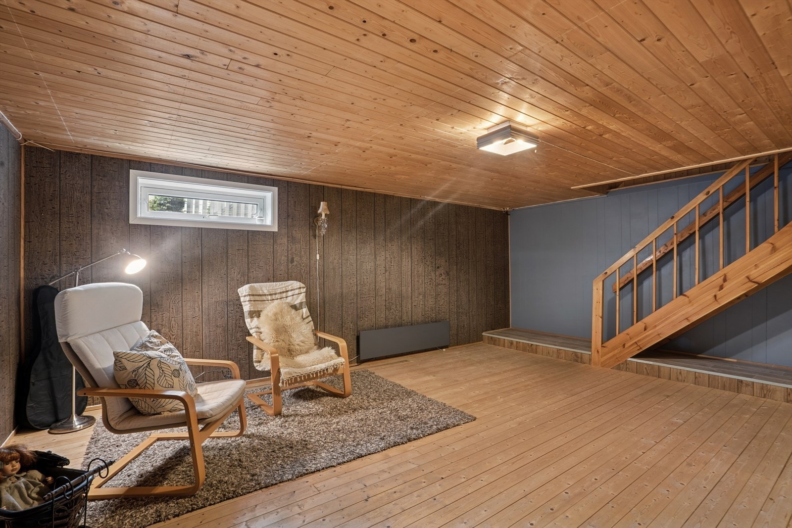 Romslig kjellerstue med varierte bruksmuligheter (innredning av kjellerstuen er ikke byggemeldt og rommet tilfredsstiller ikke krav til varig opphold). Galleribilde