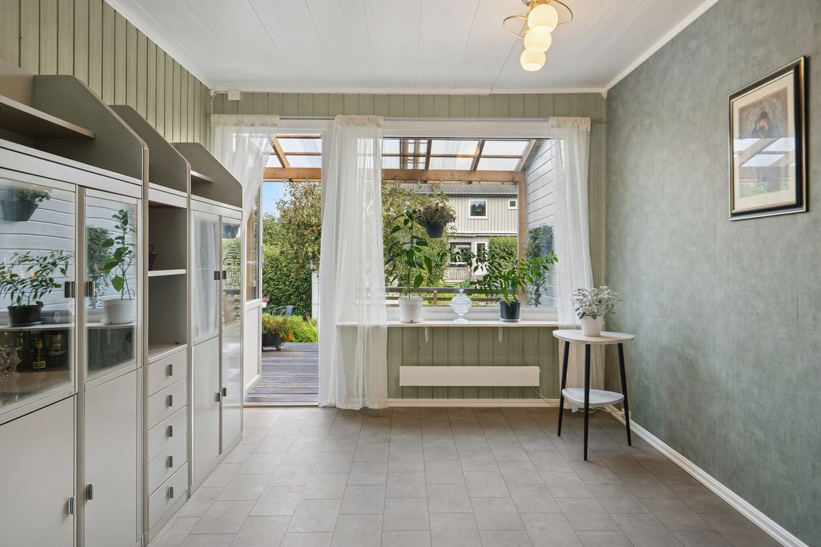 I den andre enden av stuen er det plass til spisegruppe. Her er det også utgang til terrassen og hagen. Galleribilde