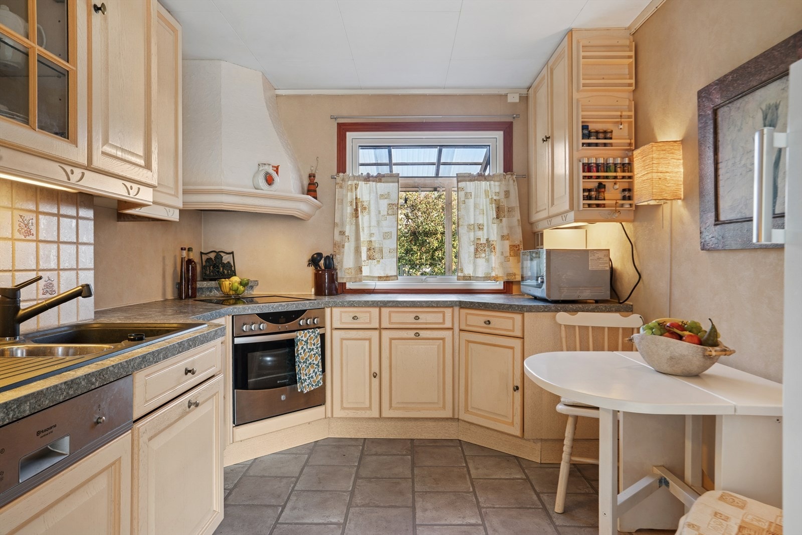 Kjøkkenet er praktisk innredet med særegen vinkelinnredning. Galleribilde