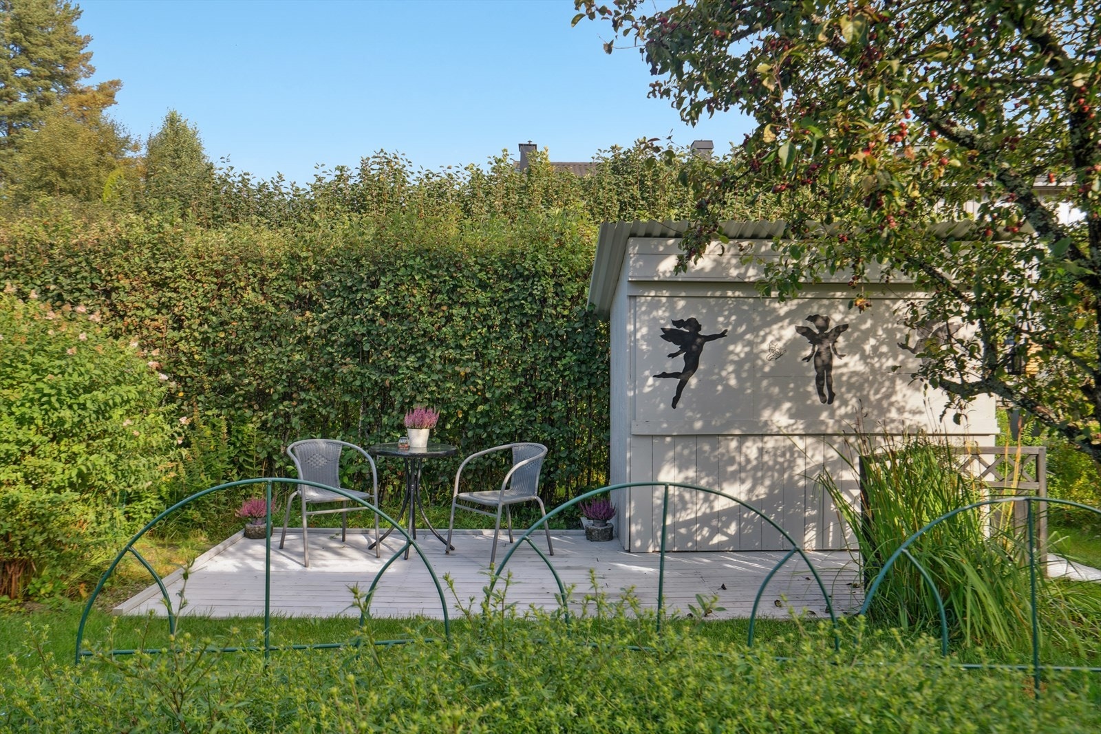 På plattingen foran boden er det plass til et kafésett. Galleribilde