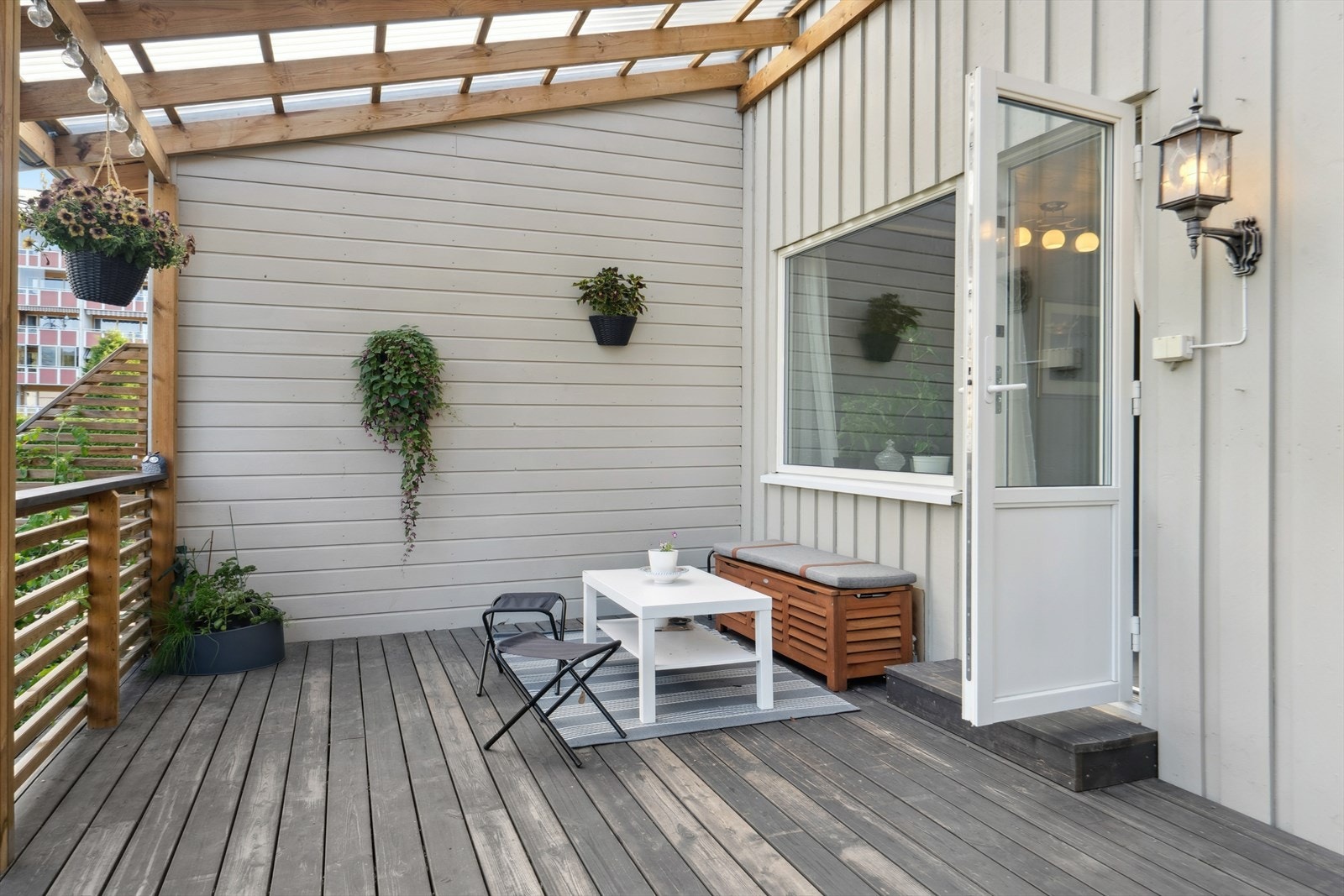 Det er god plass til en røslig hagegruppe på terrassen. Galleribilde