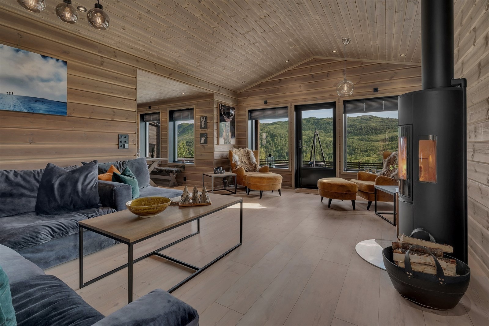 Hjarte av hytta er denne flotte stova med spektakulær utsikt til både fjell og skianlegg! Som ekstra oppvarmingskjelde er det montert peisomn med glasdører som skapar den rette hyttekosen. Galleribilde