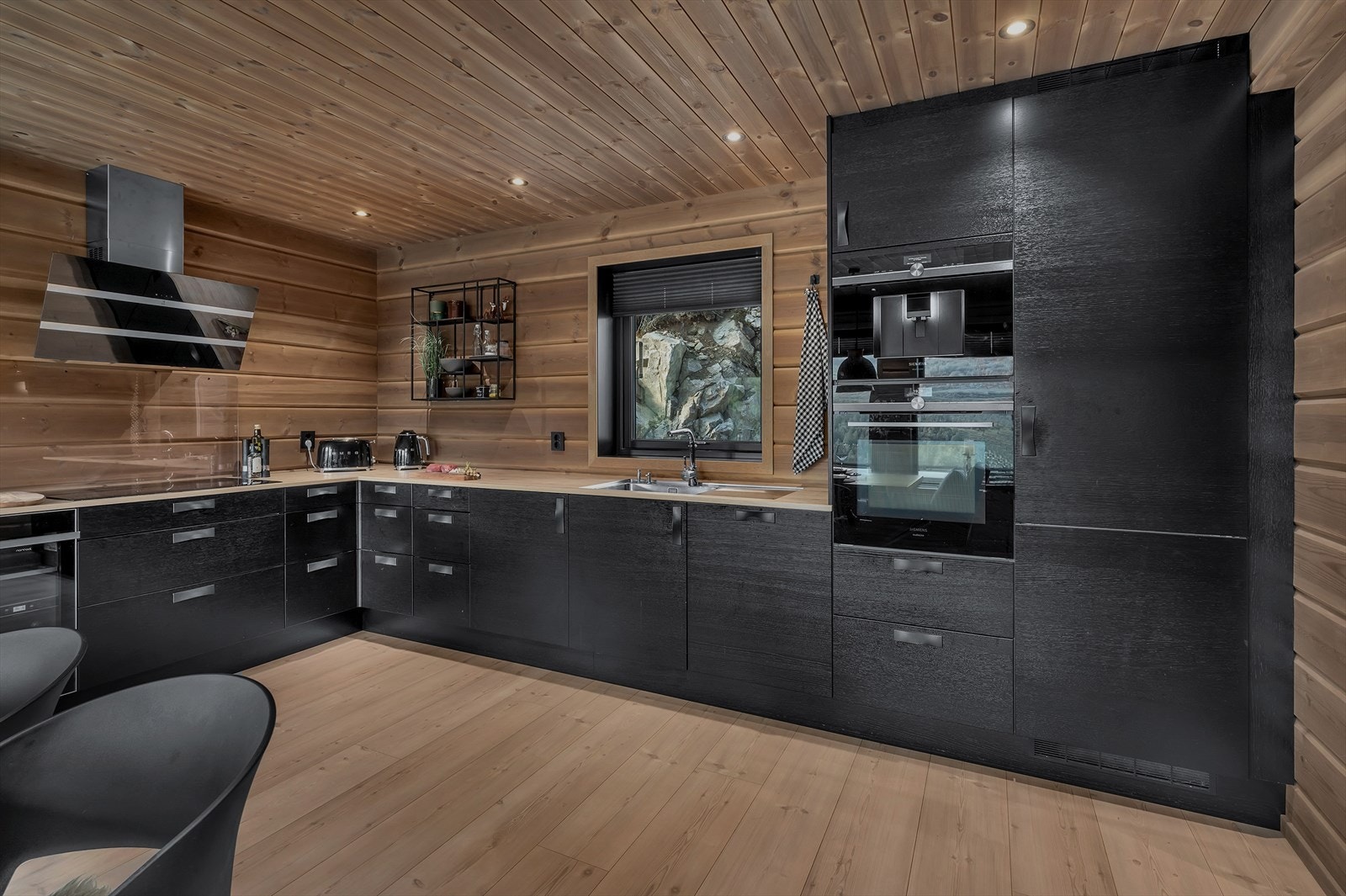 Kvitevarene består av oppvaskmaskin, steikeomn, vinkjølar, platetopp, kaffimaskin og kombinert frys- og kjøleskåp. Galleribilde