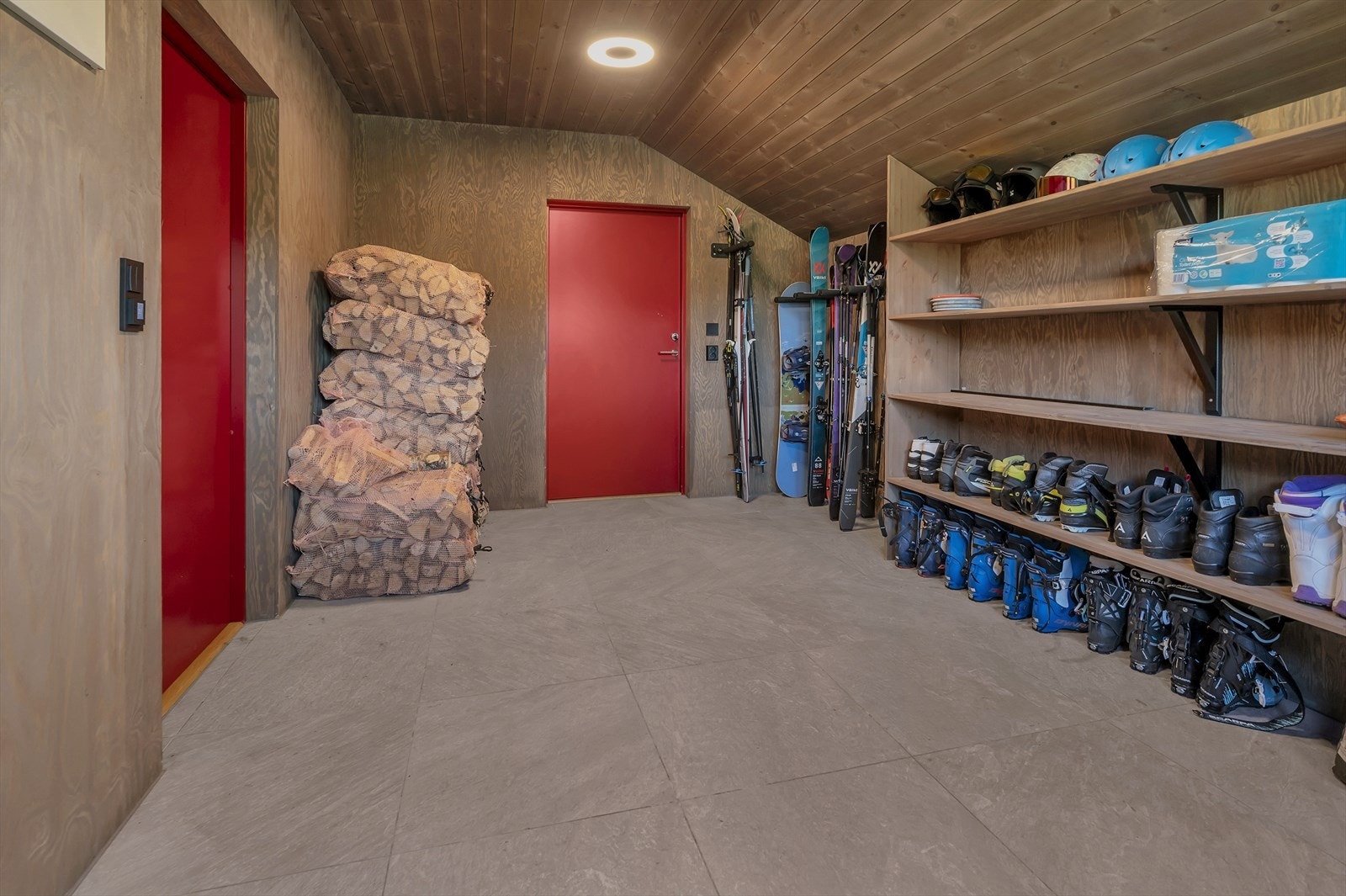 Uteboda er oppført med isolert vegg og himling. Innvendig er boda kledd med finer. Galleribilde