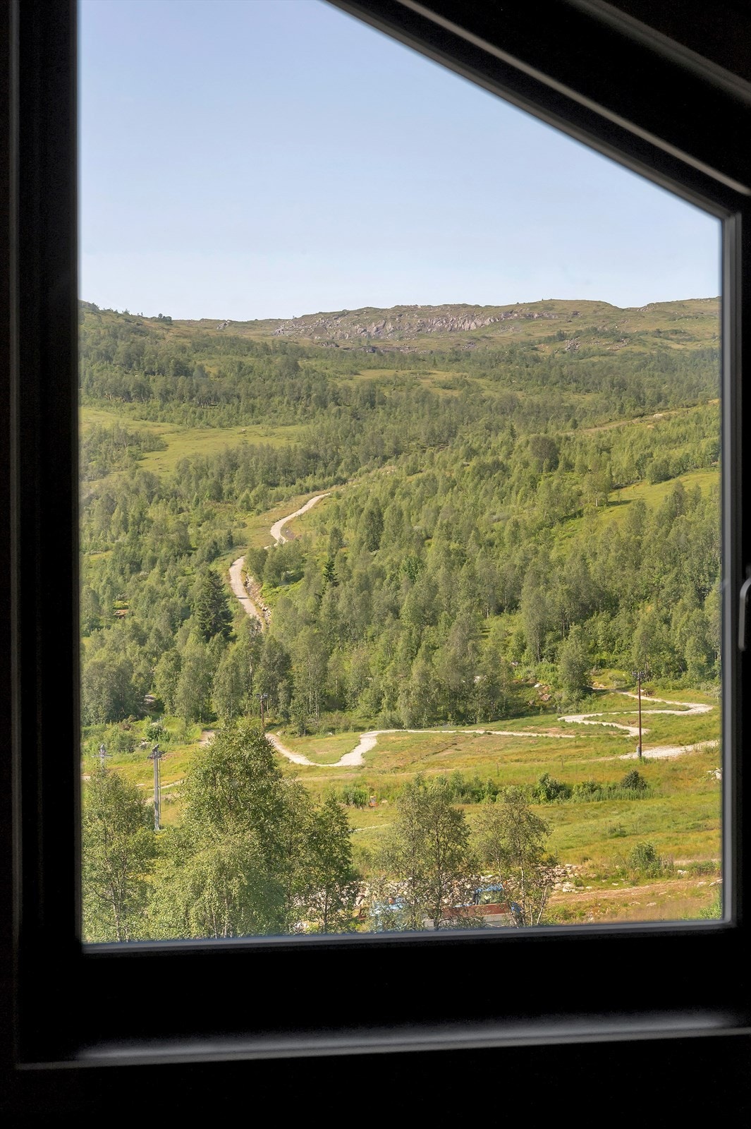 Her oppe får ein også den same flotte utsikta mot fjella. Galleribilde