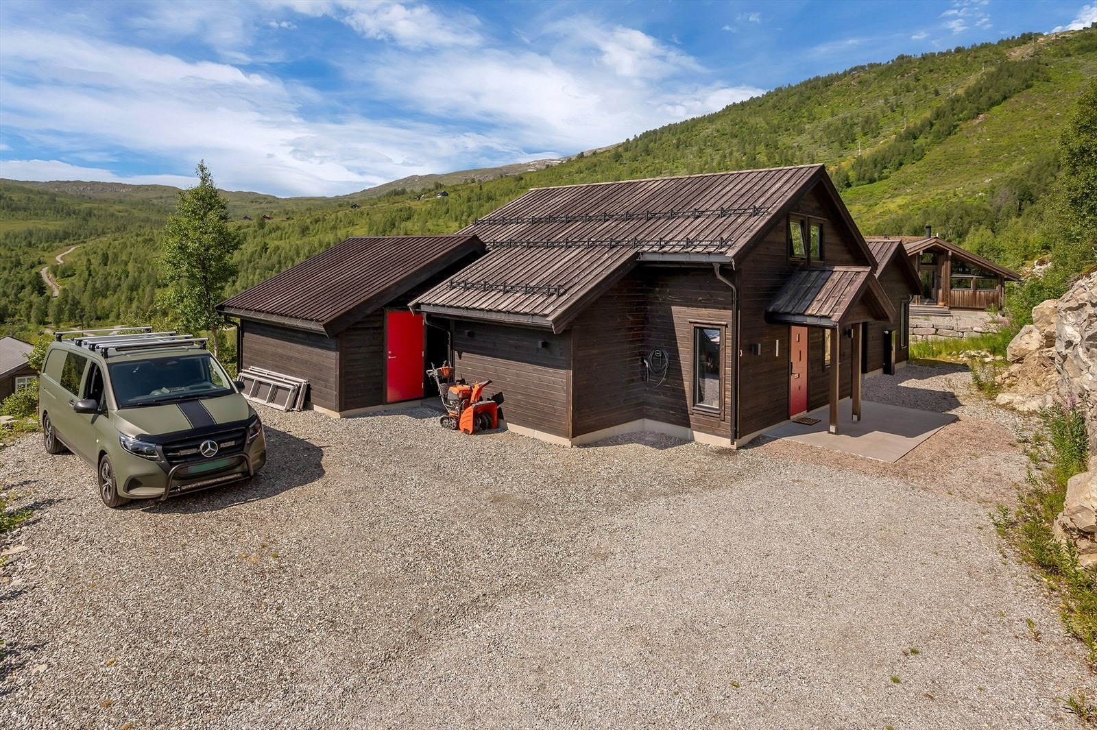 Hytta har eit romsleg opparbeida tun med grusdekke og mykje parkering. Galleribilde
