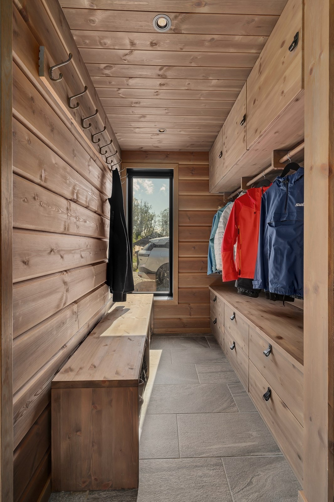 Ved inngangspartiet finn ein ei praktisk plassbygd garderobeløysing. Perfekt til å henge frå seg diverse uteklede og oppbevaring av sko o.l. Galleribilde