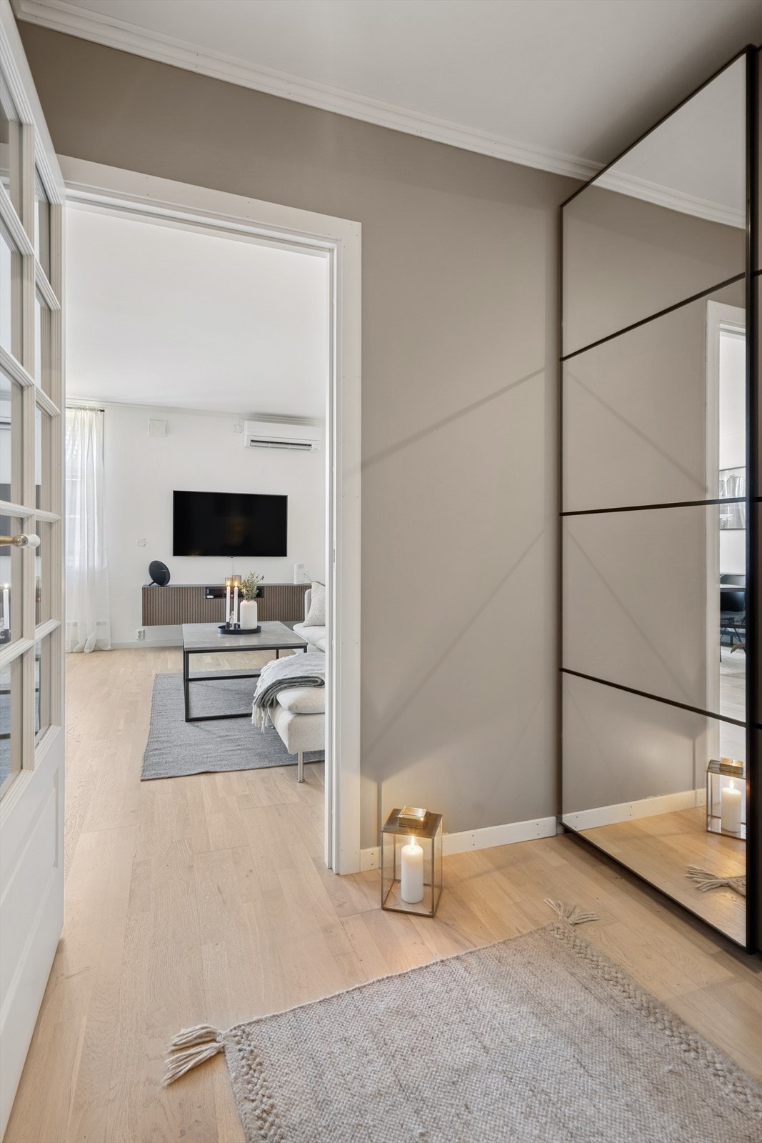 Velkommen inn i varmen. Praktisk garderobe med skyvedører Galleribilde