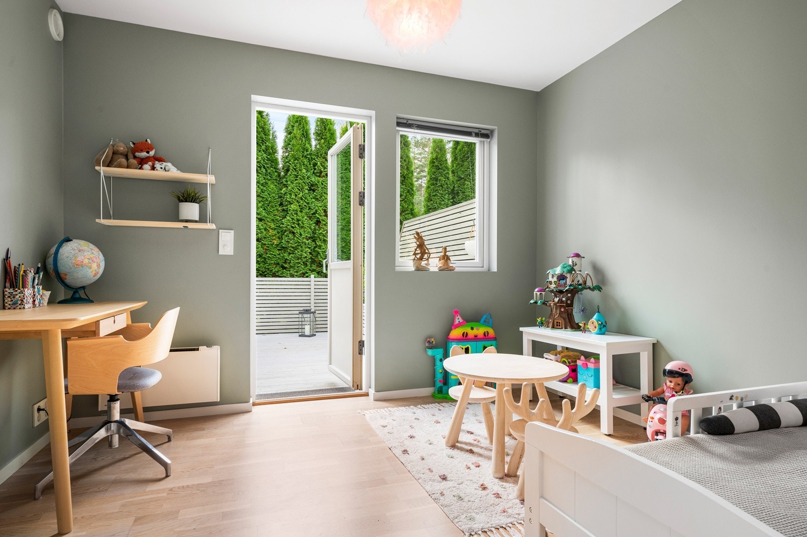 Soverom med utgang til terrasse. Galleribilde