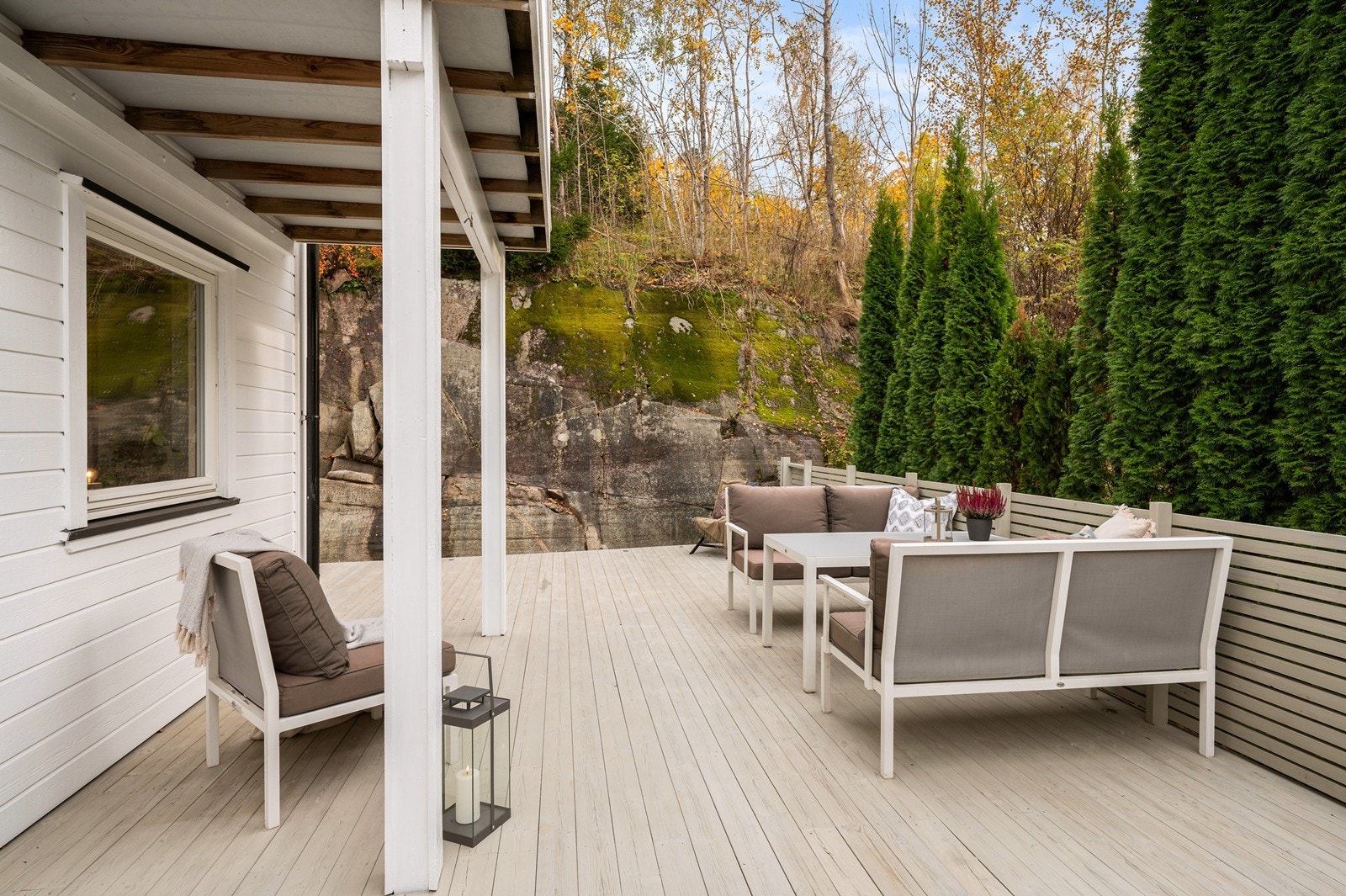 Terrasen er delvis overbygget og ligger godt avskjermet. Galleribilde