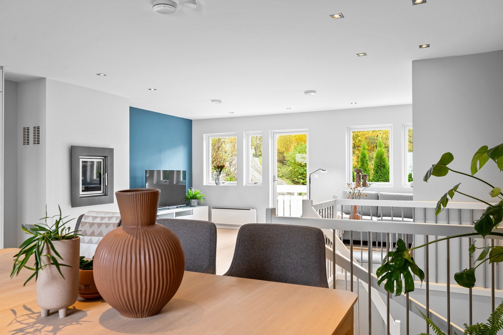 Det er malt kontrastvegger, som gir boligen et moderne preg. Det er innebygget peisovn i stuen som sikrer god og lun oppvarming til boligen. Galleribilde