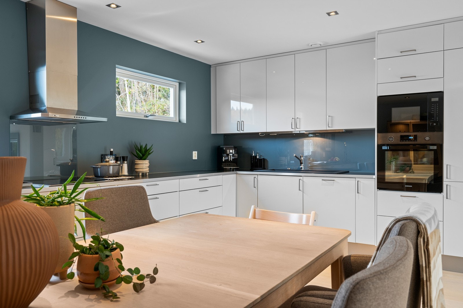 Det følger integrerte hvitevarer som kjøl/fryseskap, oppvaskmaskin, platetopp, micro, stekeovn og komfyrvakt. Galleribilde