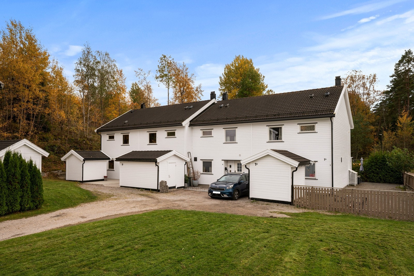 Boligen ligger på enden og har en stor skjermet uteplass på baksiden samt en sportsbod på framsiden. Galleribilde