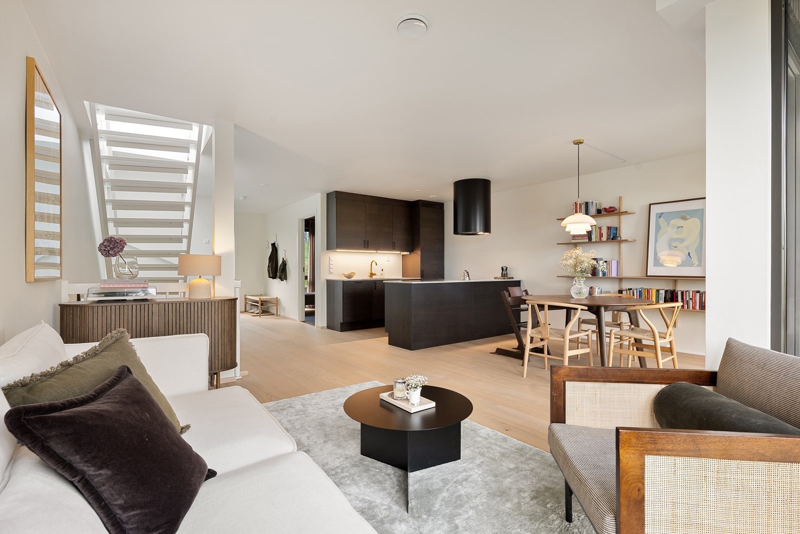 Her får du en lun og innbydende oppholdsone med plass til både sofagruppe og spisebord, perfekt for både rolige kvelder og hyggelige sammenkomster. Galleribilde