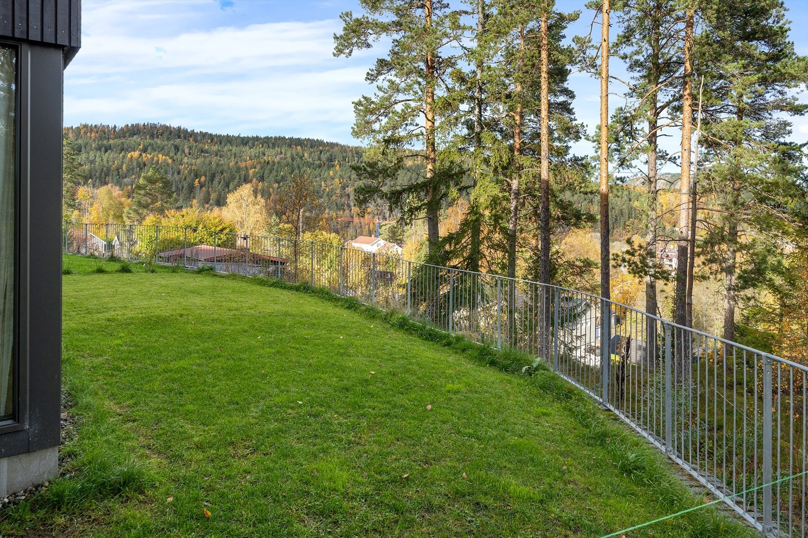 Utenfor soverommene i underetasjen er det plenareal. Iht. kart i vedtektene disponerer seksjonen arealet på fremsiden og baksiden. Galleribilde