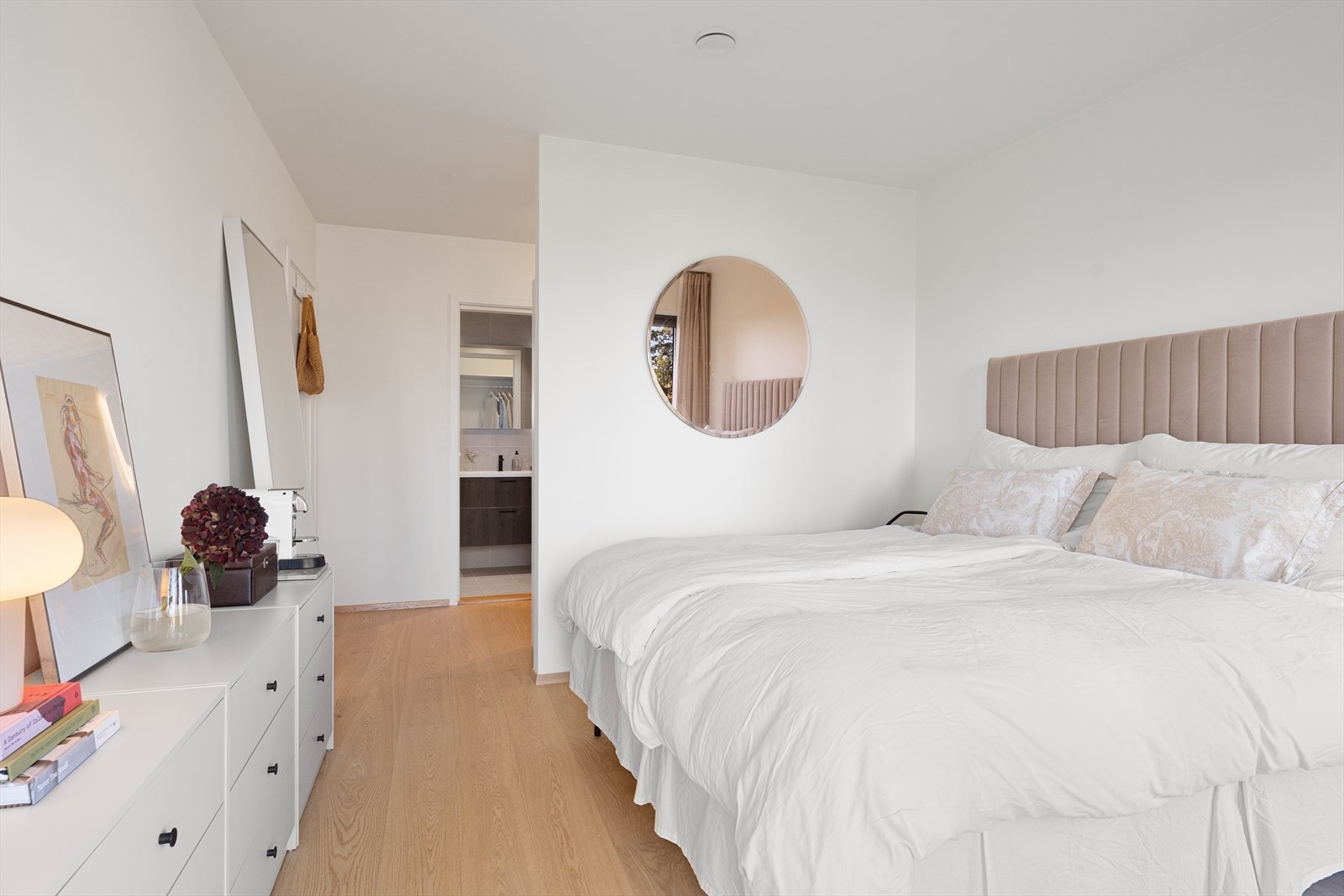 Hovedsoverommet ligger i underetasjen og har eget bad, samt walk in closet med romslig garderobeløsning. Galleribilde