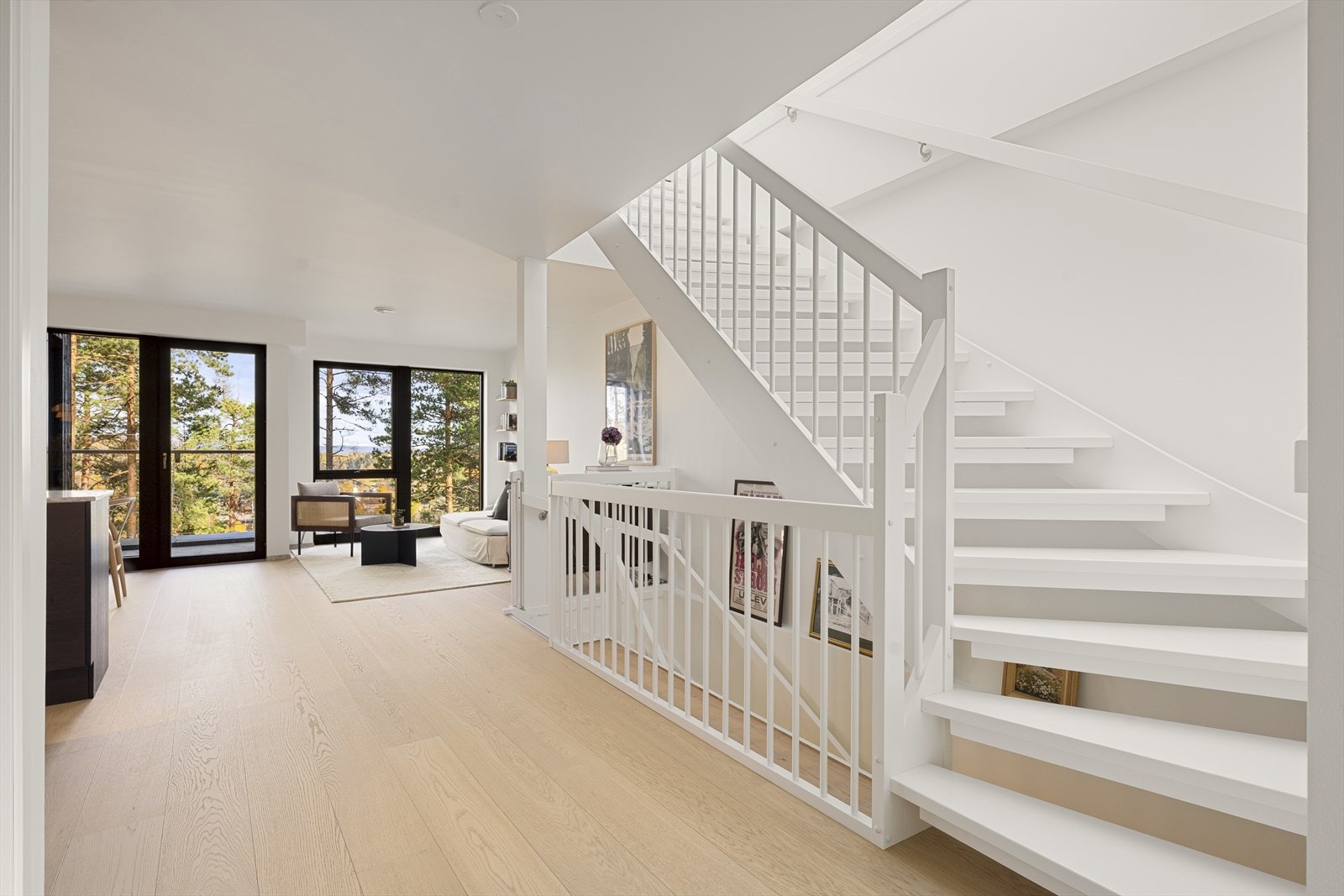 Fra gangen fører trapp opp til takhagen. Galleribilde