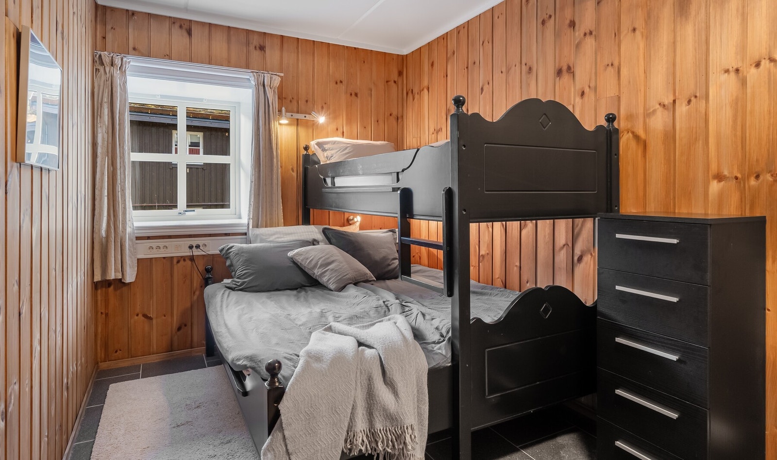 Soverom 2 med familiekøye, stort skap og kommode. Galleribilde