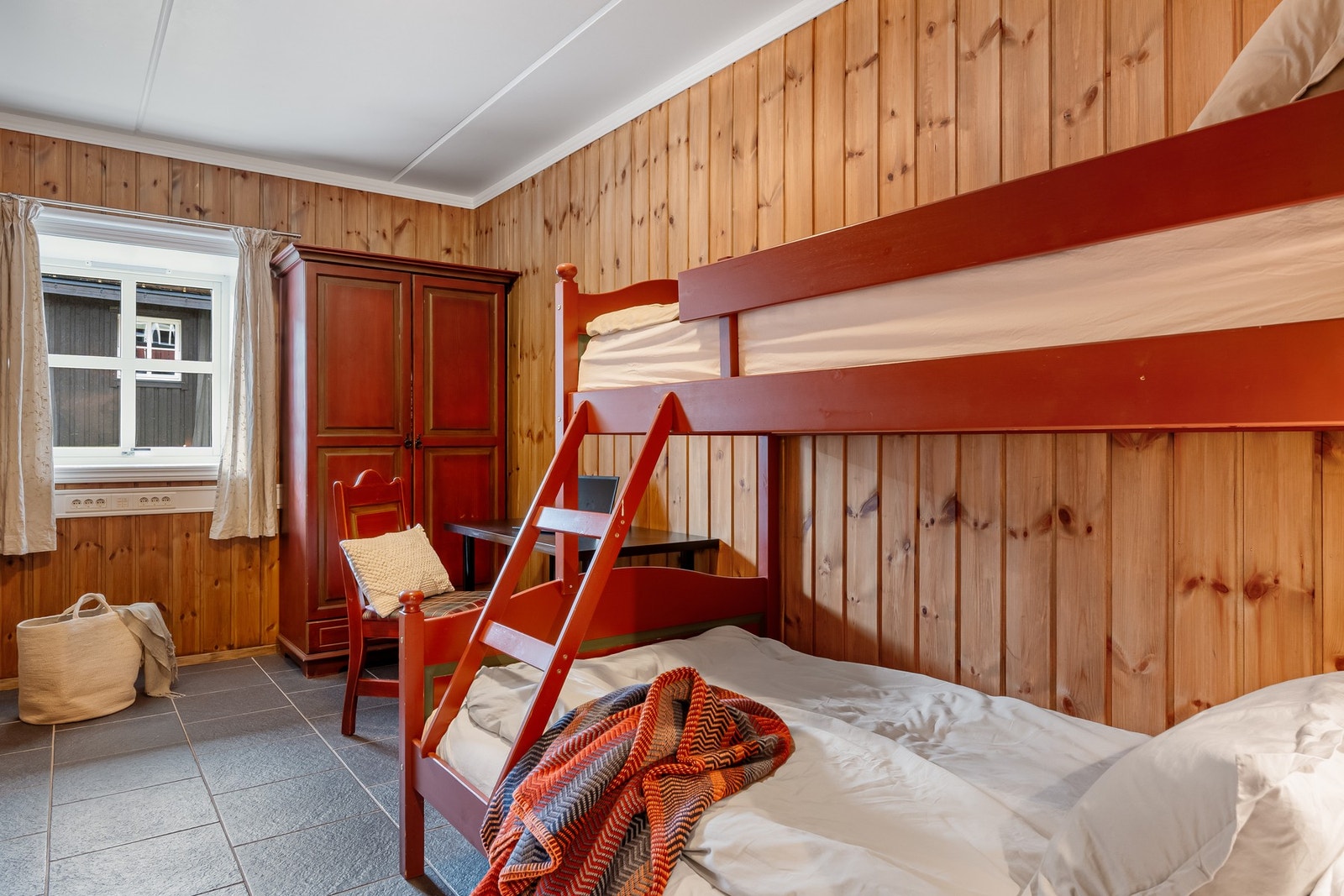 Soverom 3 med familiekøye og hyggelig hyttekontorplass for langhelger på fjellet. Galleribilde