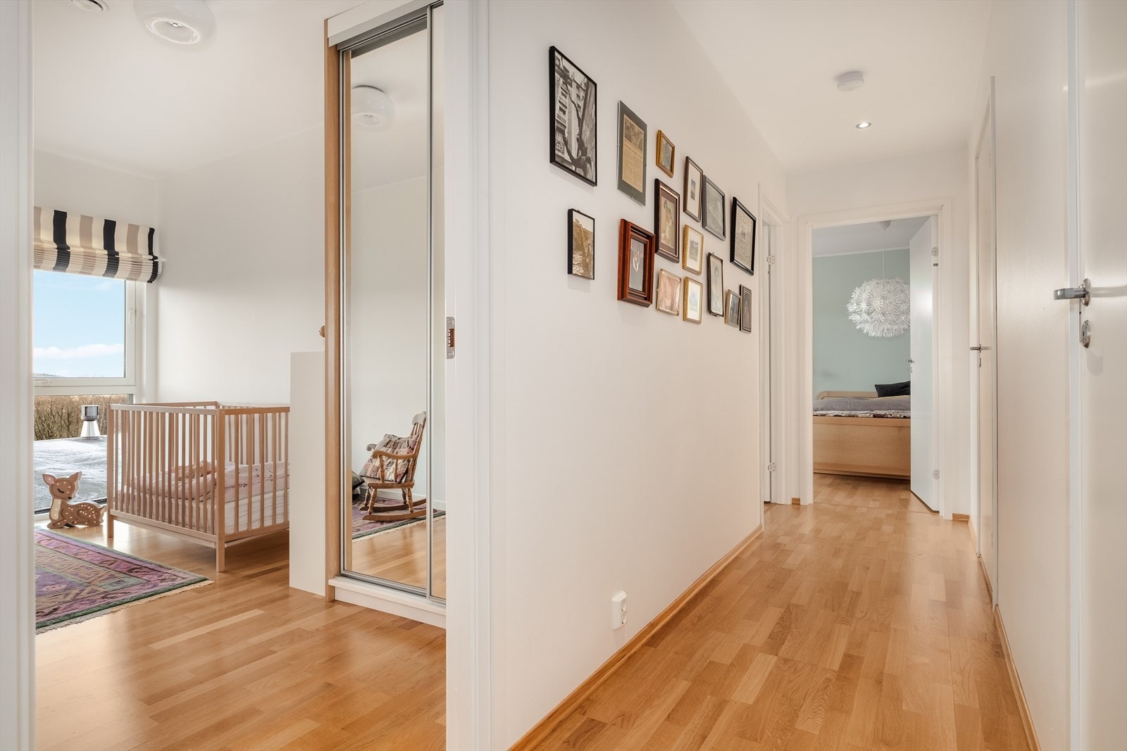 Gang i 1. etg. som består av 4 soverom, 2 bad, vaskerom og bod. Galleribilde