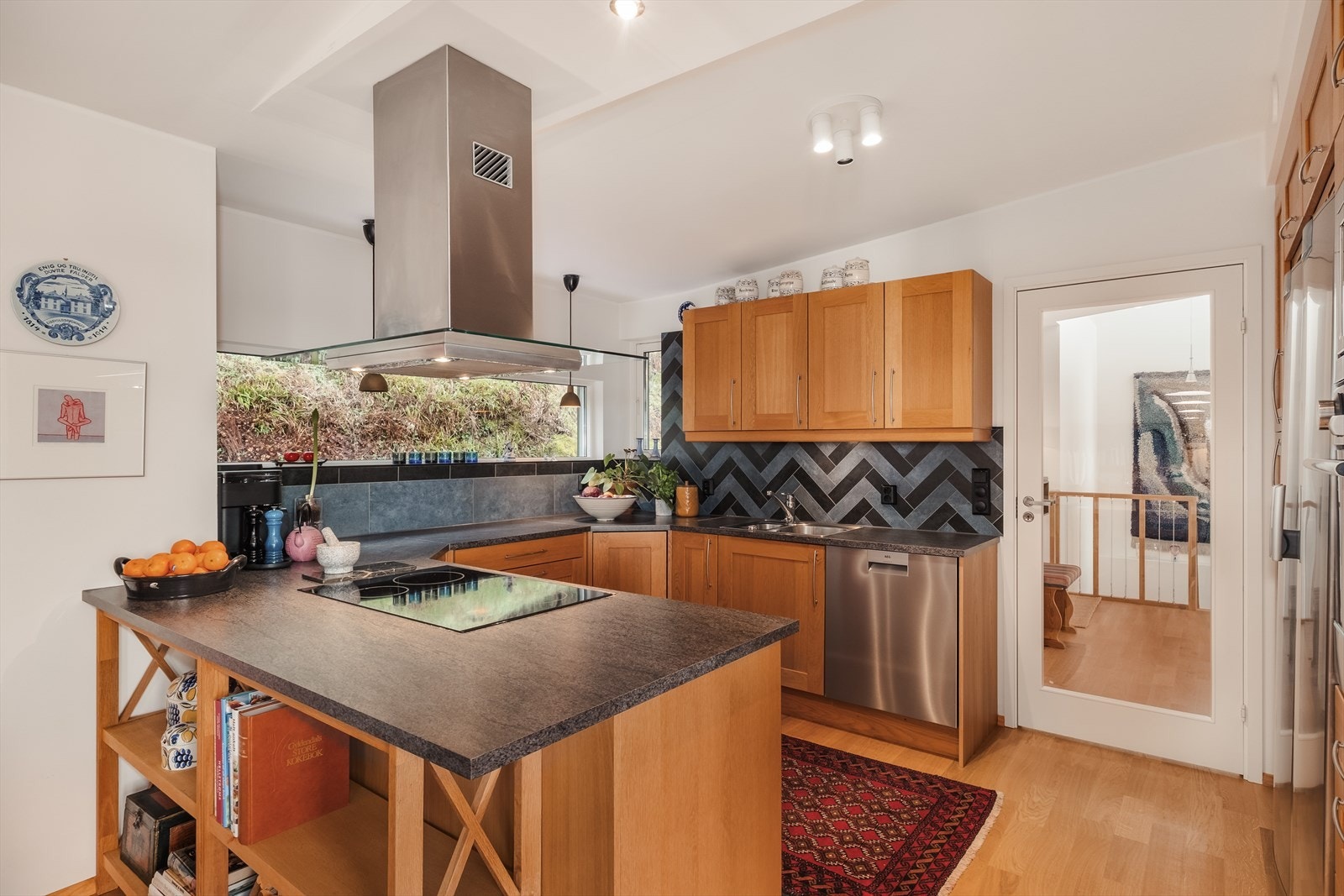 Praktisk kjøkken med rikelig skap- og benkeplass. Fliser over laminat benkeplate. Nytt parkettgulv på kjøkkenet i 2021. Galleribilde