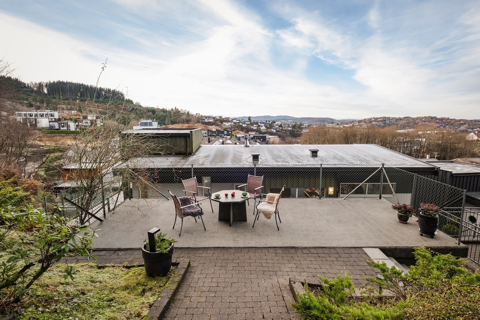 Uteplass ved inngangsparti. Galleribilde